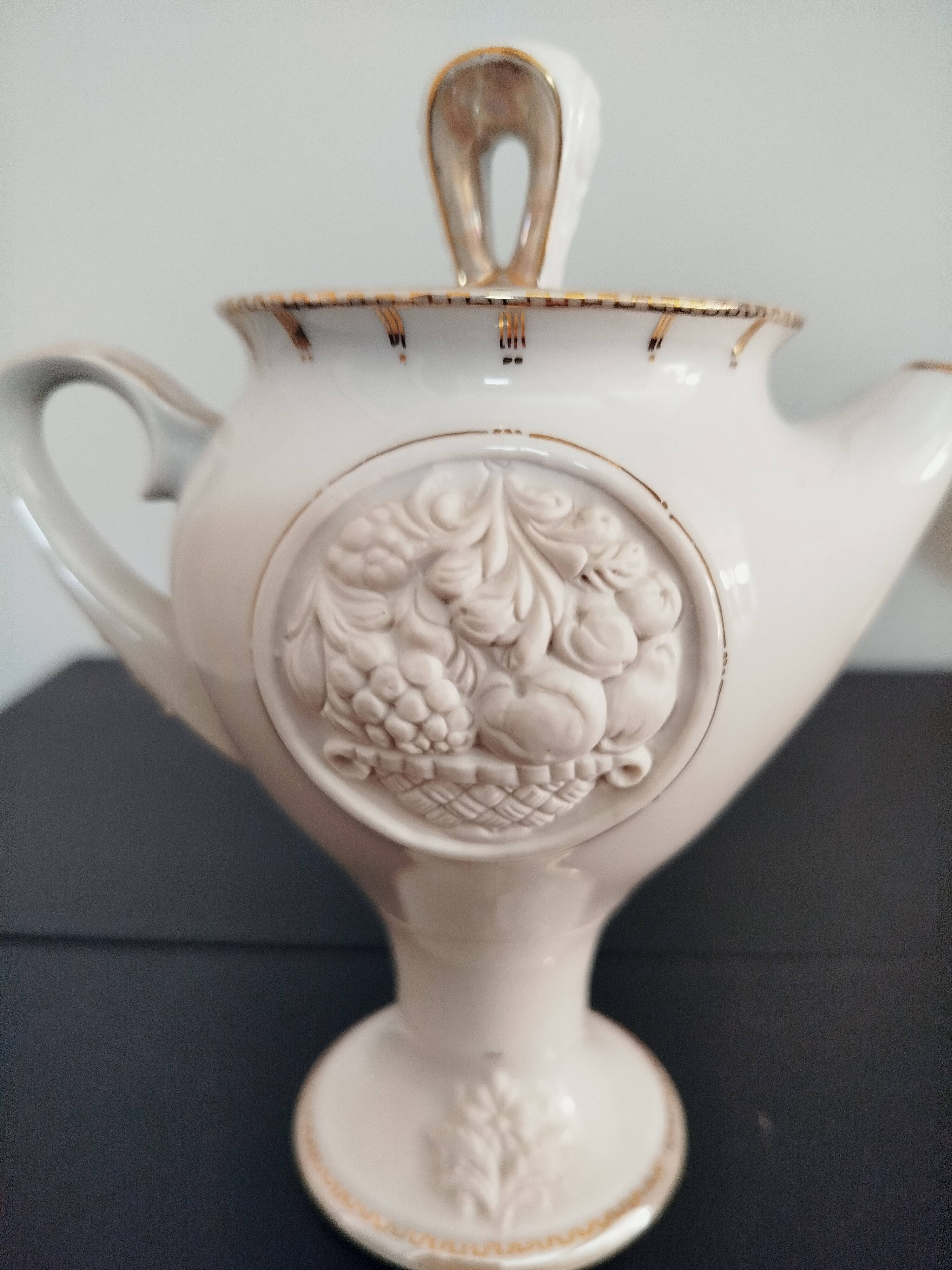 Service en porcelaine d’art relief 16 pièces signé DR – 1991 design studio