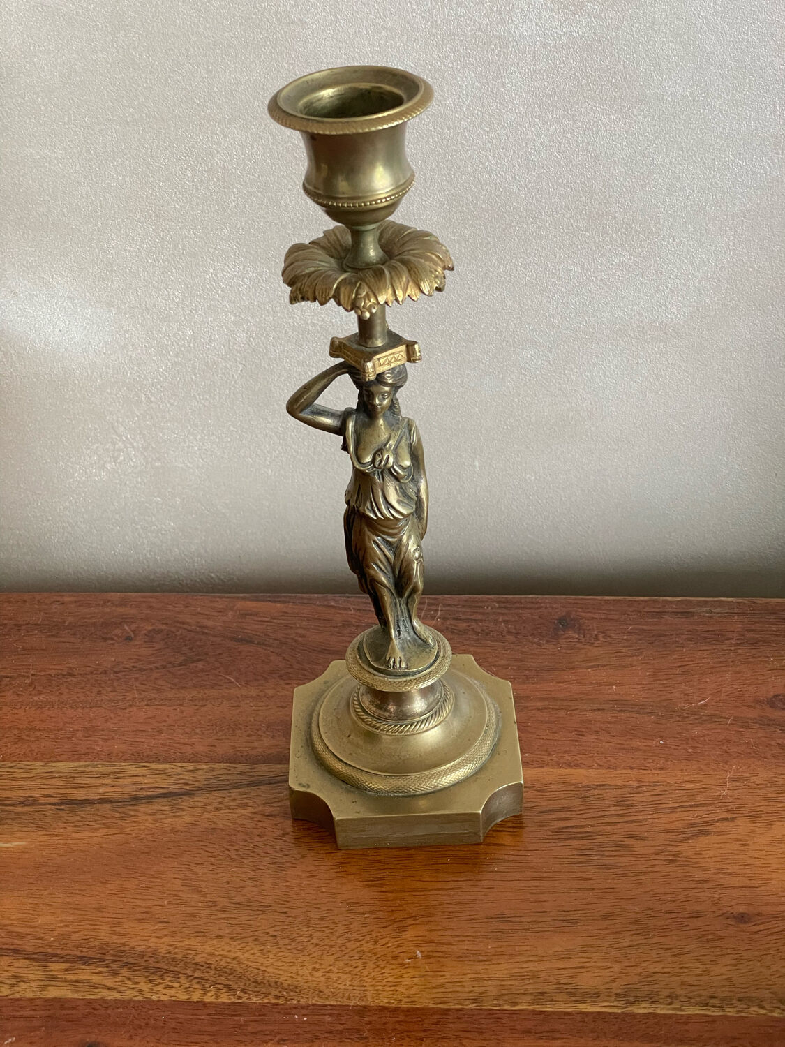 Bougeoir en laiton à décor de femme