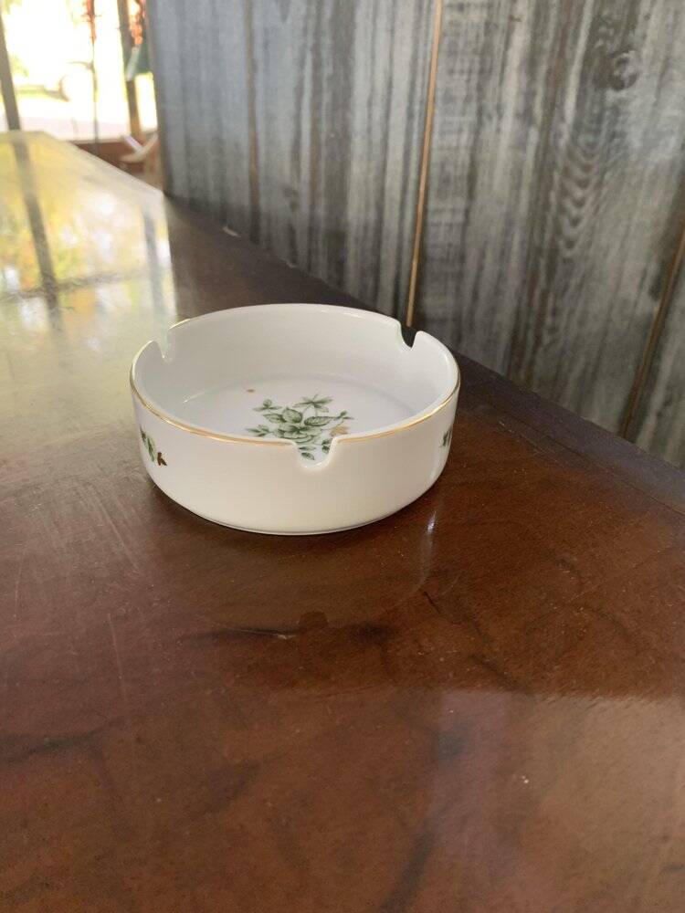 White and green porcelain ashtray with floral pattern from Hollóháza, with gold trim, 1960s.
