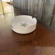 White and green porcelain ashtray with floral pattern from Hollóháza, with gold trim, 1960s.