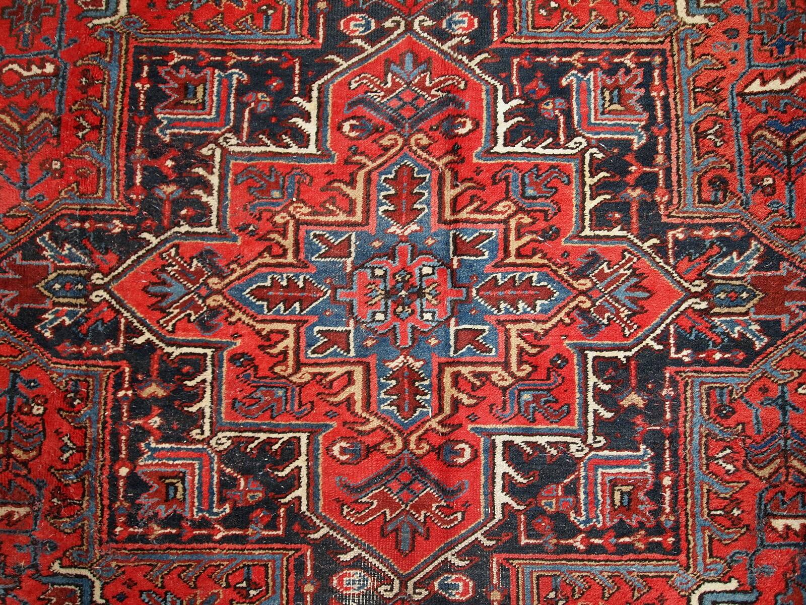 Tapis Heriz Antique du Moyen-Orient, Années 1950, Élégance Traditionnelle