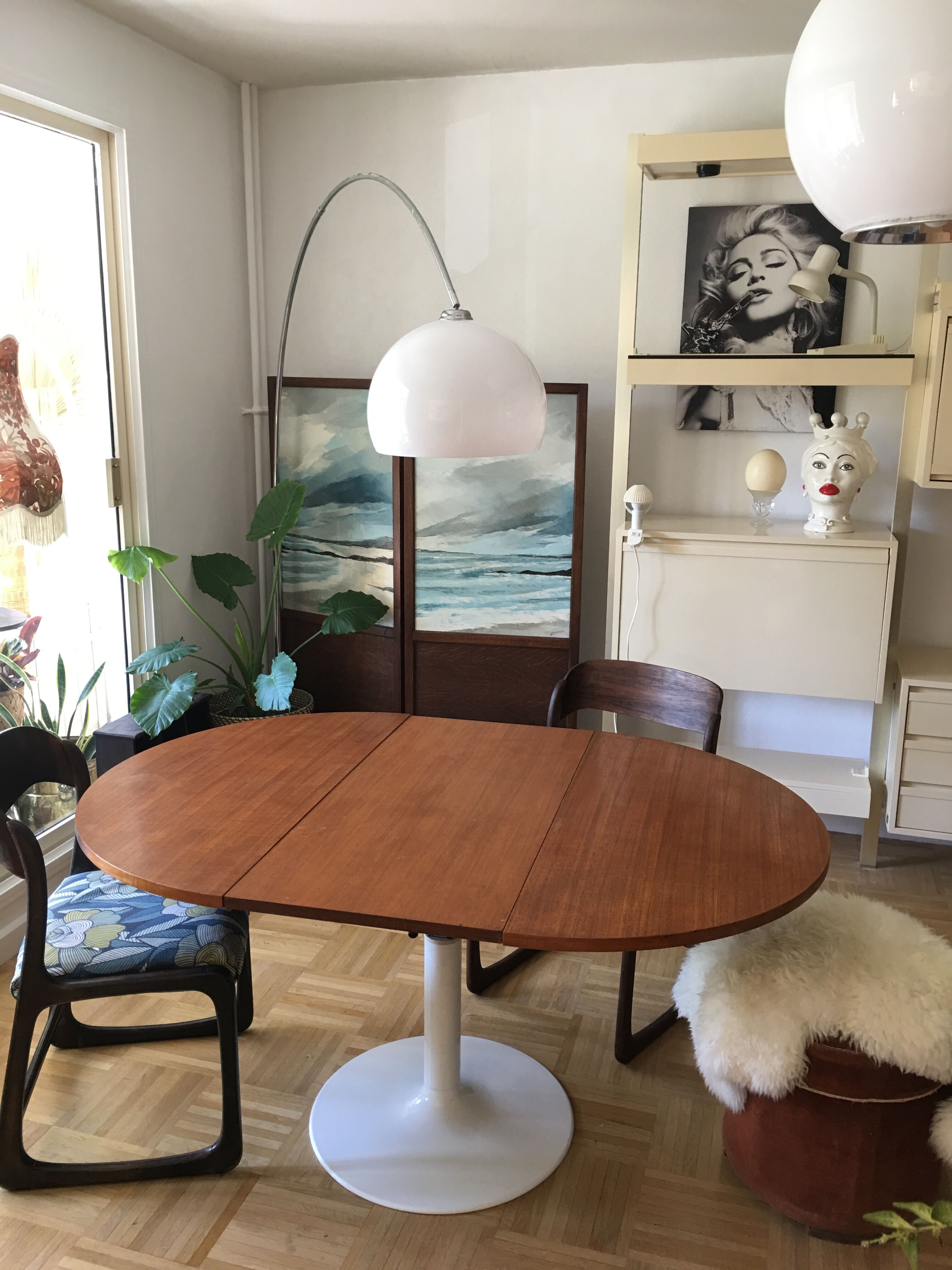 Dining table with a modular tulip foot