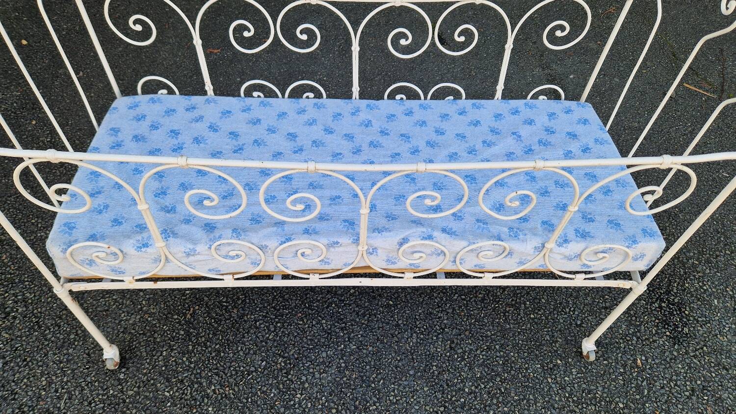 bed child iron bench