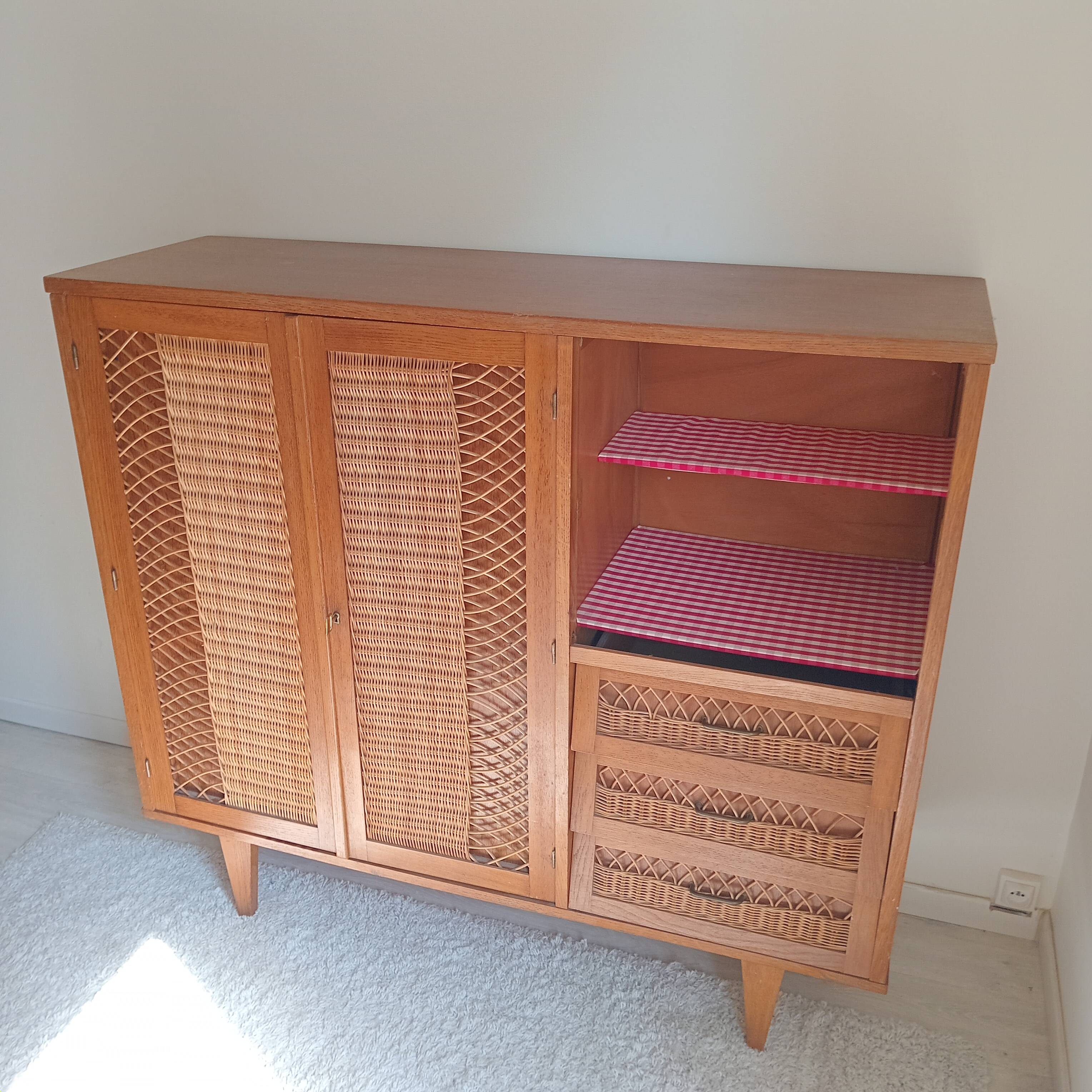 Armoire secrétaire vintage en osier et chêne clair – Années 6