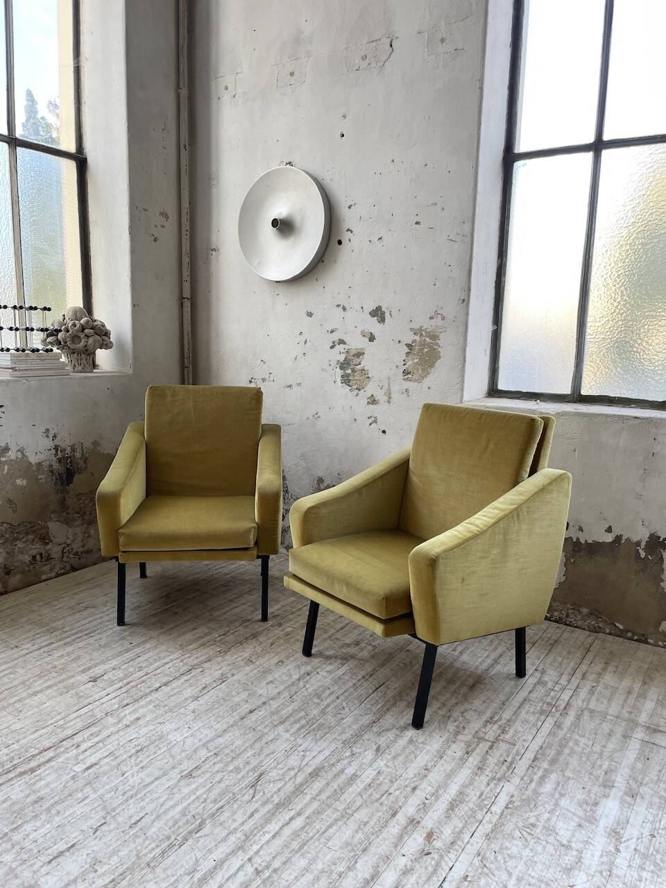 Paire de chauffeuses fauteuils vintage velours jaune