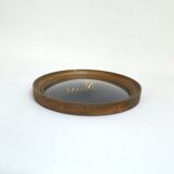 Butterfly frame under curved glass