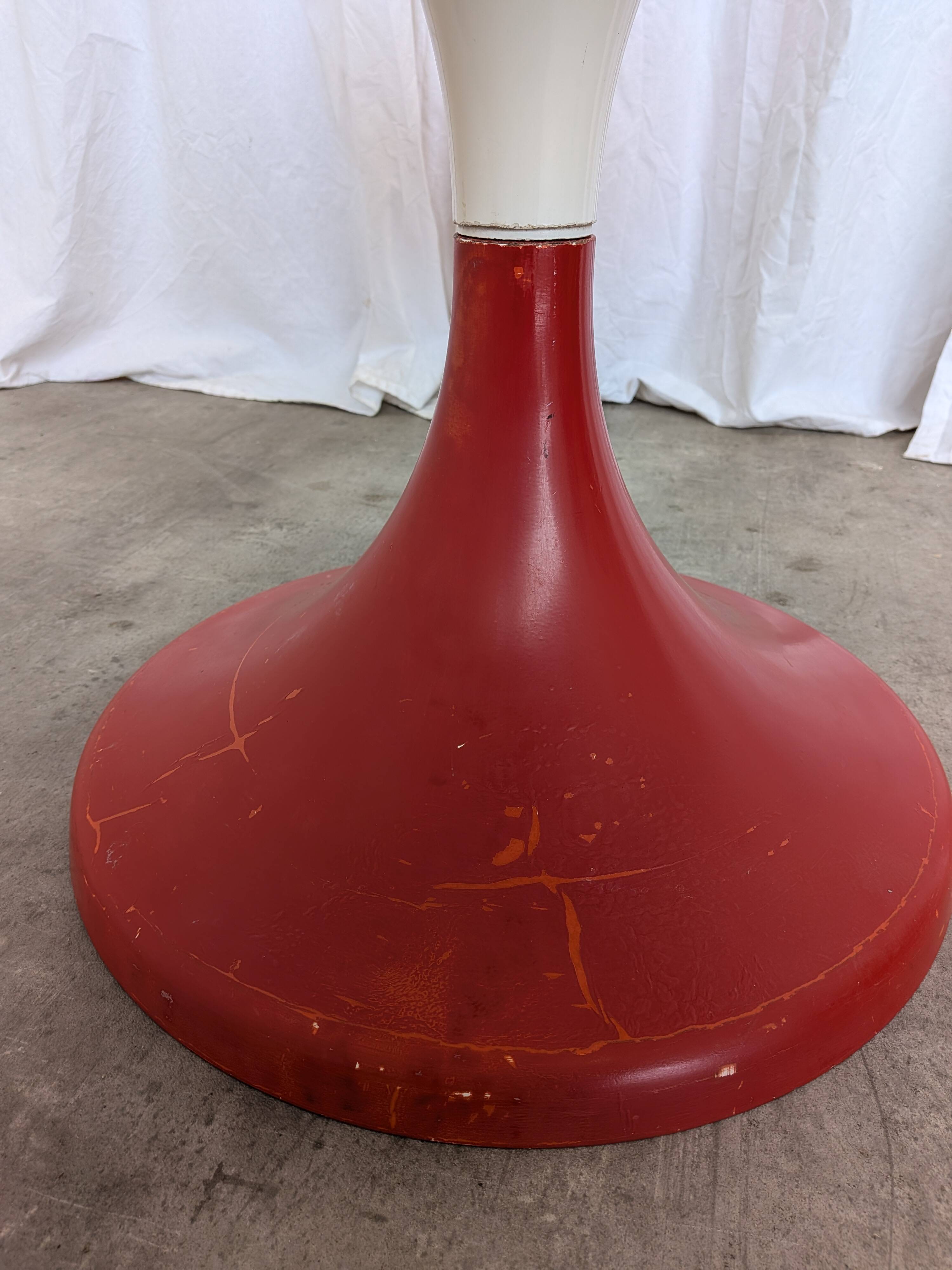 Table vintage en tulipe rouge par Meblo Yougoslavie / Table à piédestal