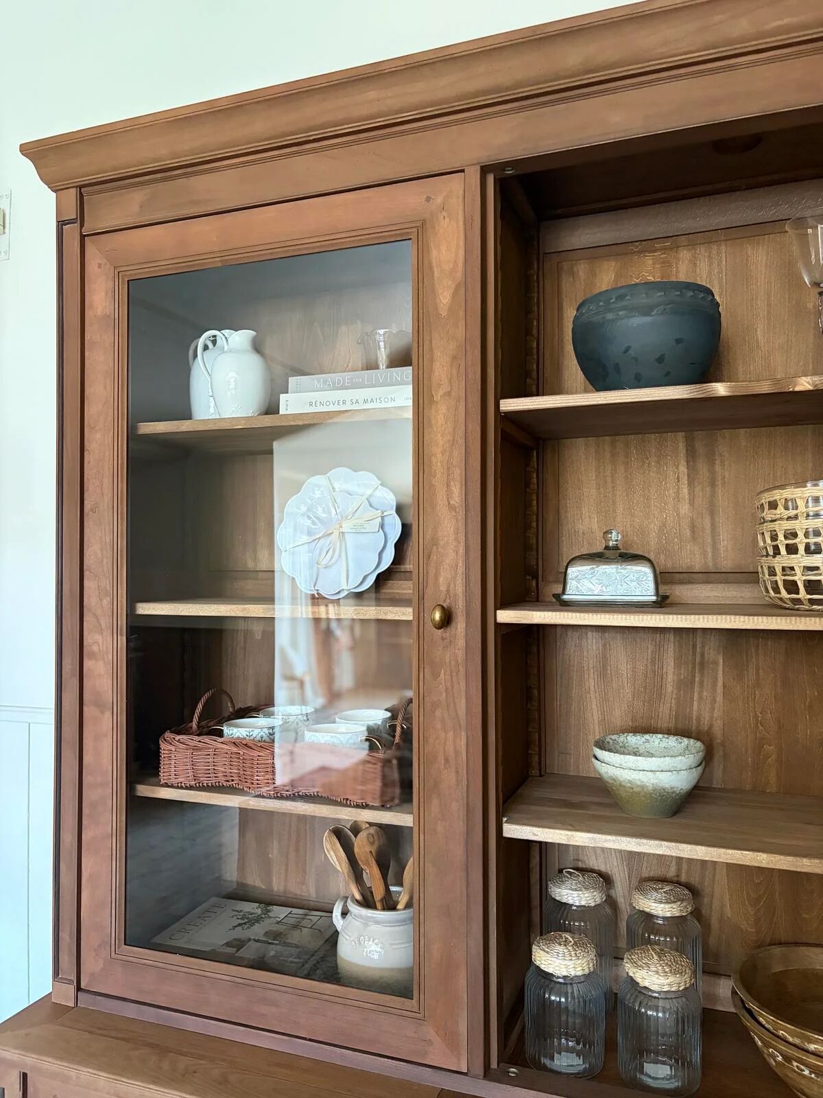Grand vaisselier en bois foncé