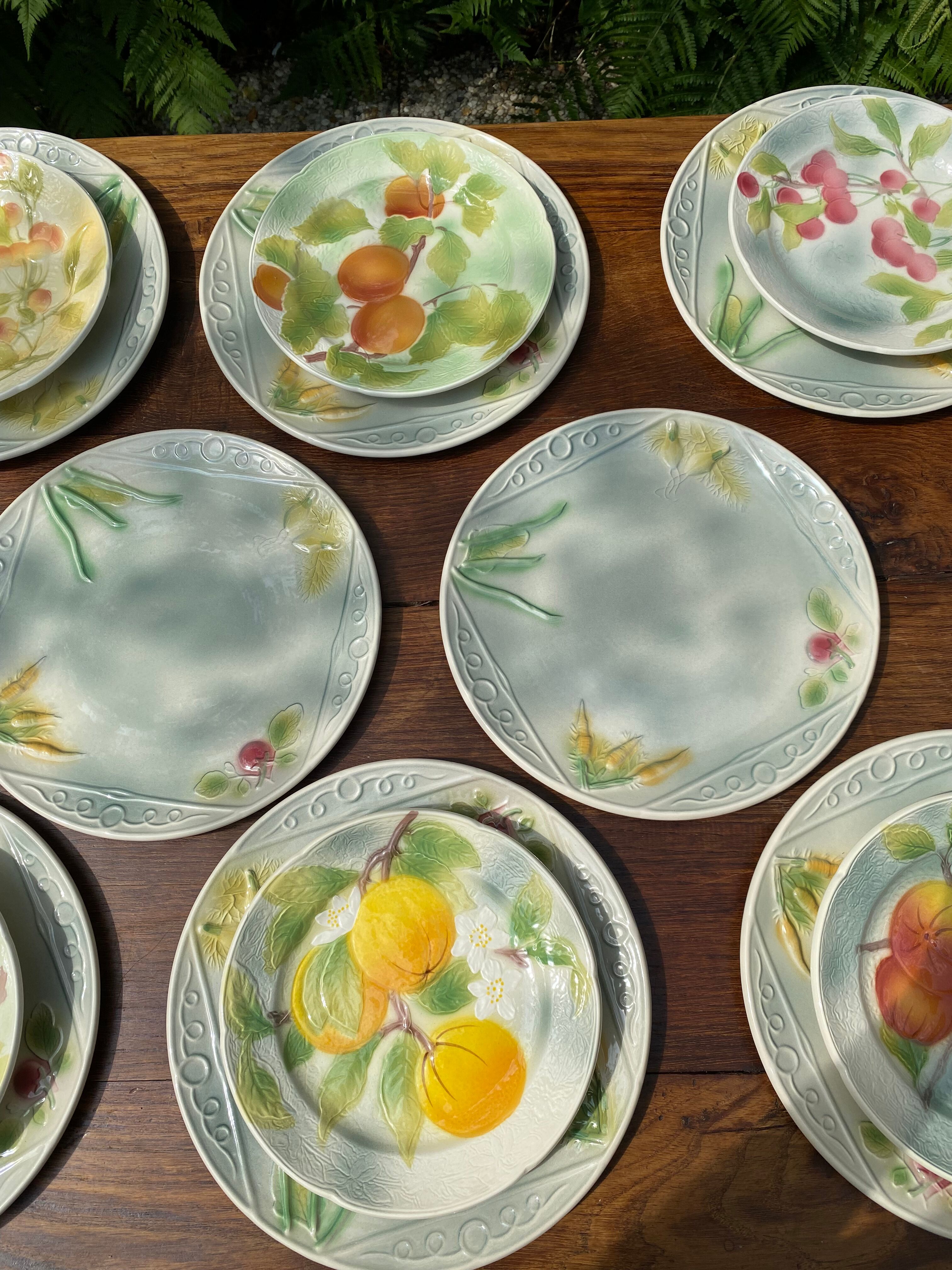 Service 10 plates and 14 sub-plates St Clement