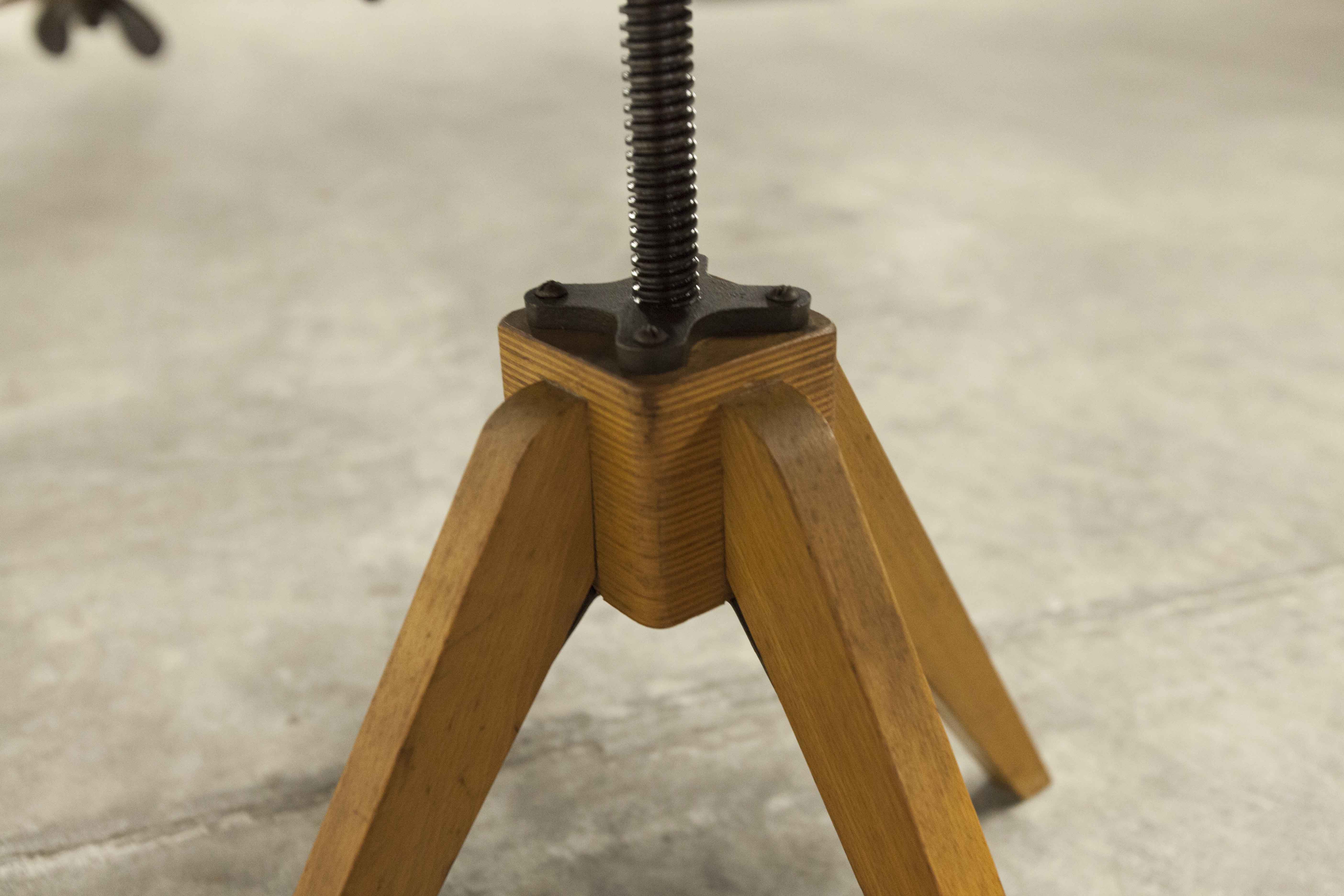 Workshop chair 1950 feet compass skaï red atypical