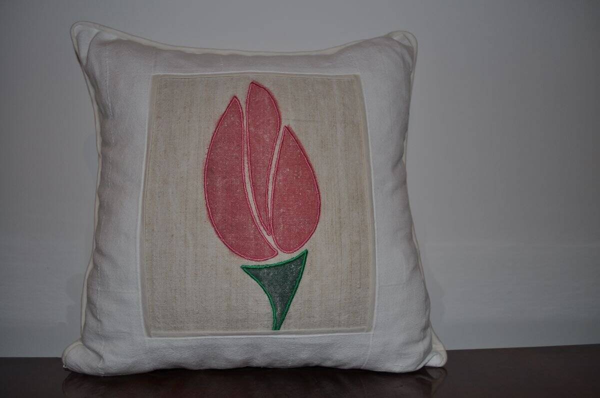 Vintage cream tulip cushion in linen with floral appliqué, 50x50 cm