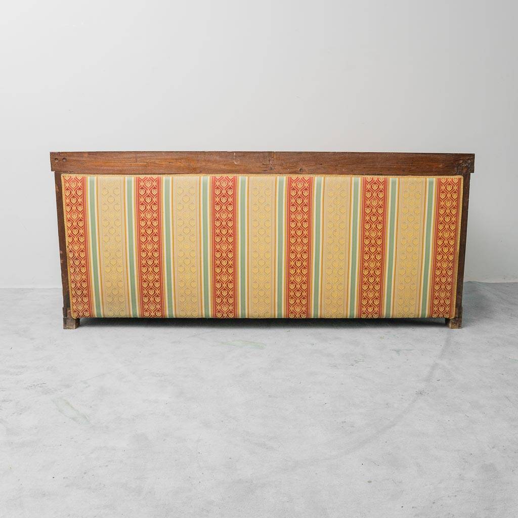 Canapé vintage 3 places en bois avec tissu rayé, années 1950, classique et élégant.