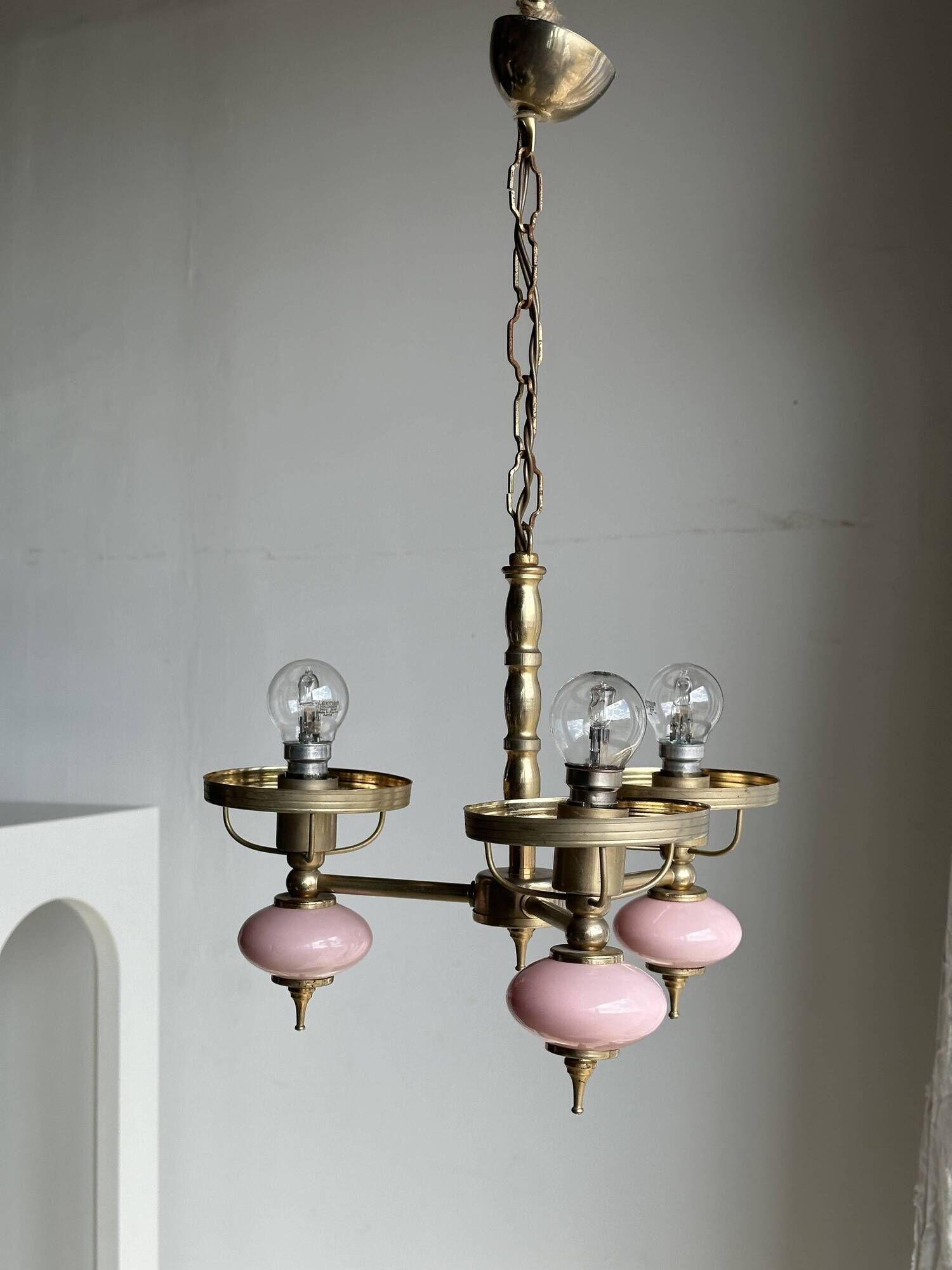 Petit lustre rose et doré à 3 bras de lumières