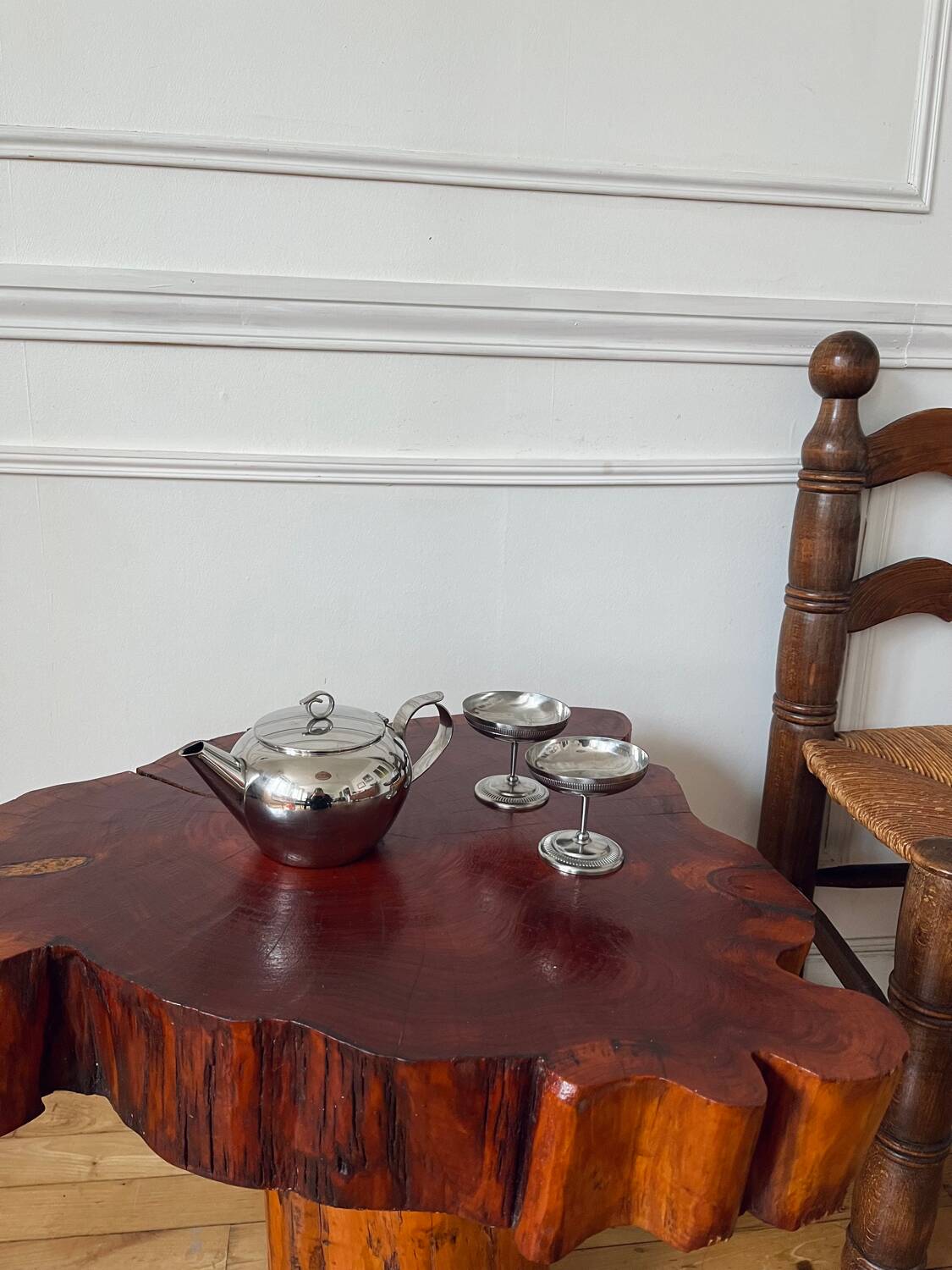 Table basse brutaliste en bois massif