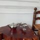 Table basse brutaliste en bois massif