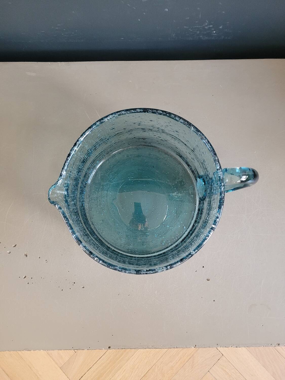 Large 2L pitcher in blue bubble glass