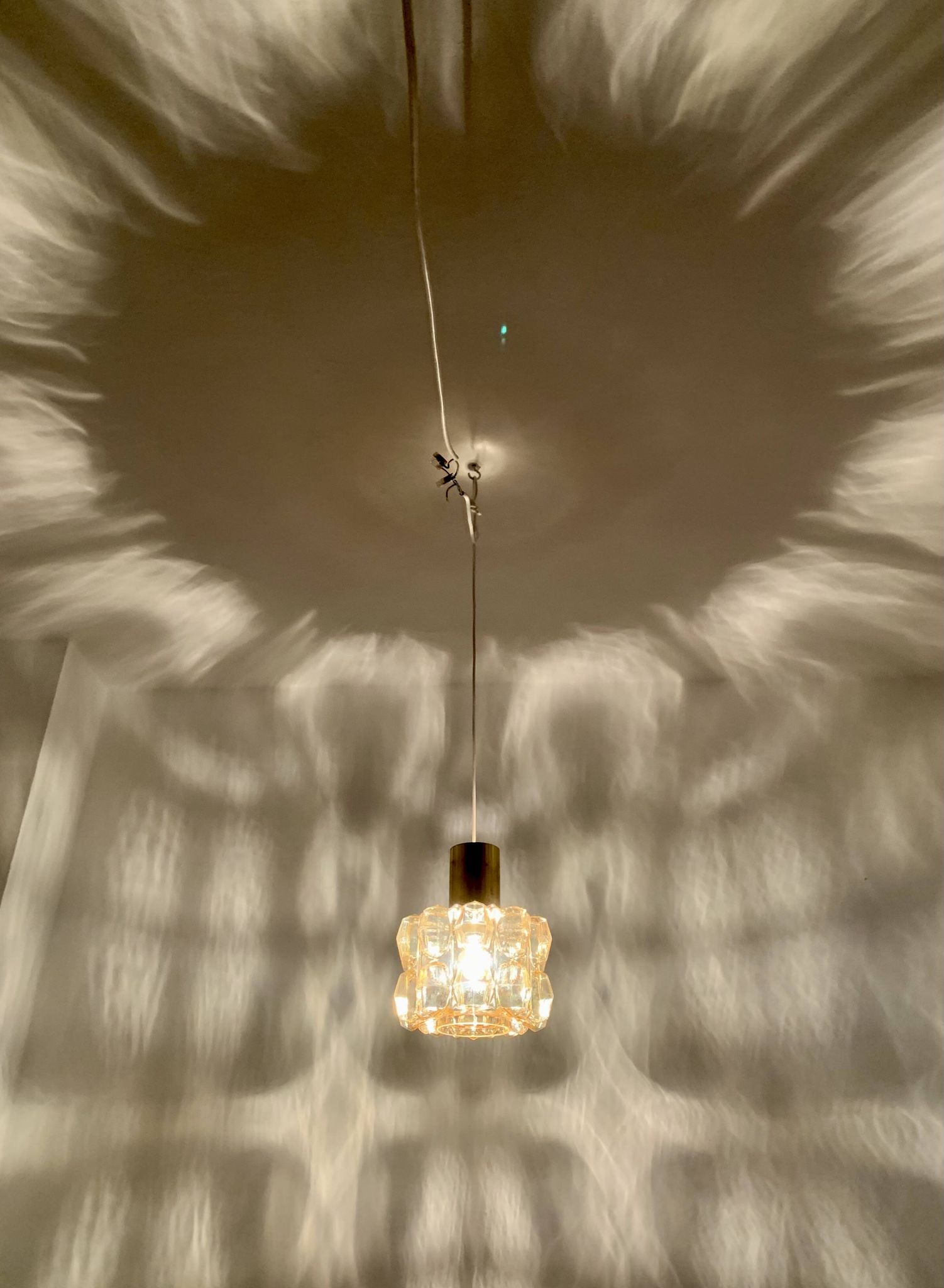 Suspension en verre bulle ambre par Helena Tynell pour Glashütte Limburg