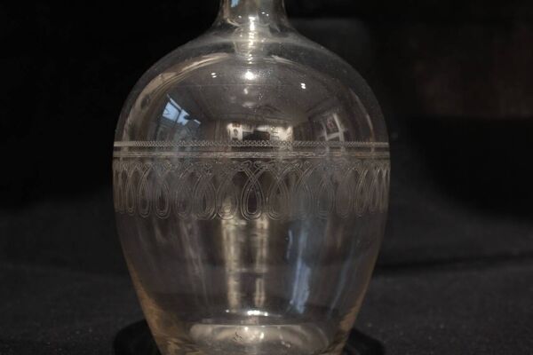 Carafe en verre gravé vers 1900