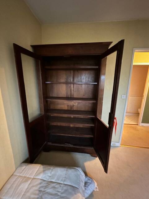Bibliotheque en bois avec portes vitrées