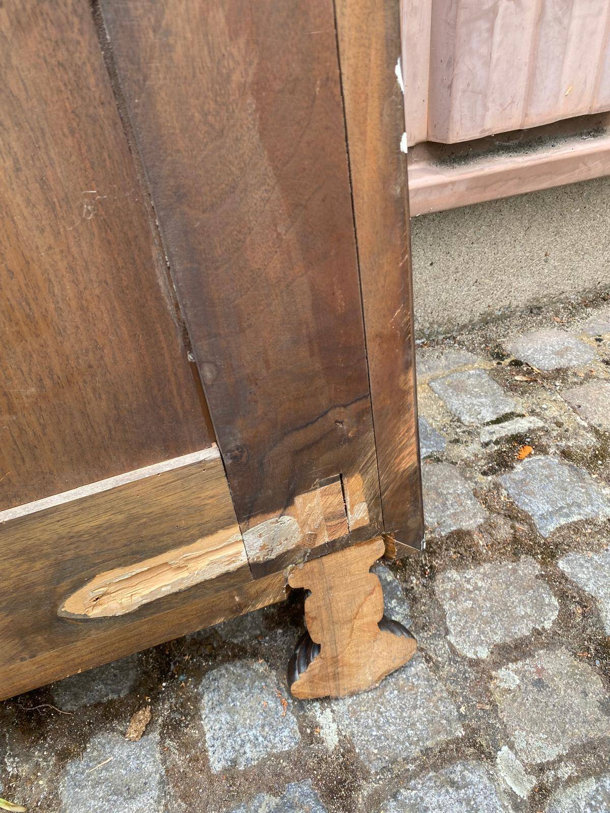 Vintage coat rack wardrobe in solid walnut from the 1930s.