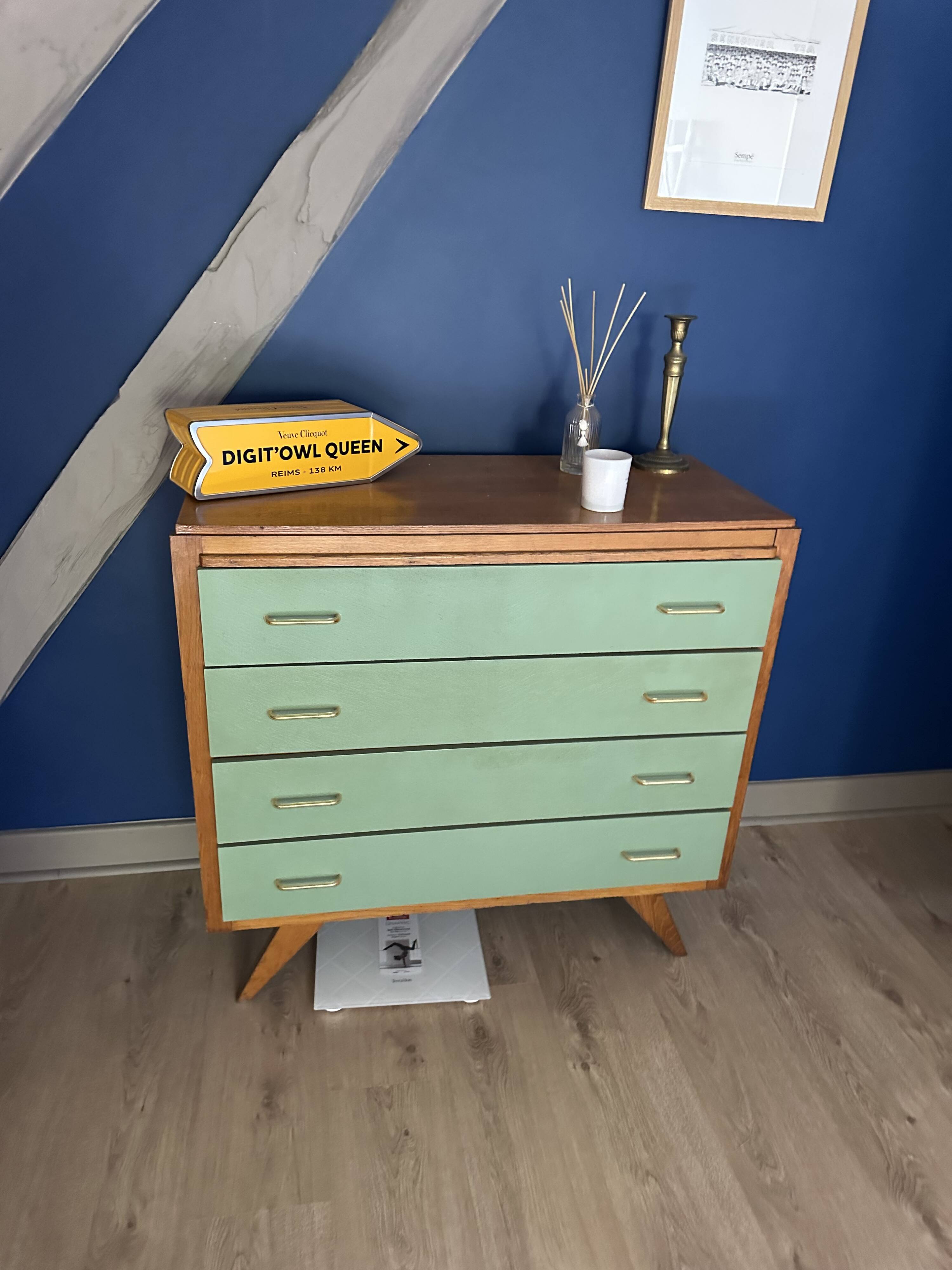 Commode vintage en bois – 4 tiroirs vert d’eau – pieds compas
