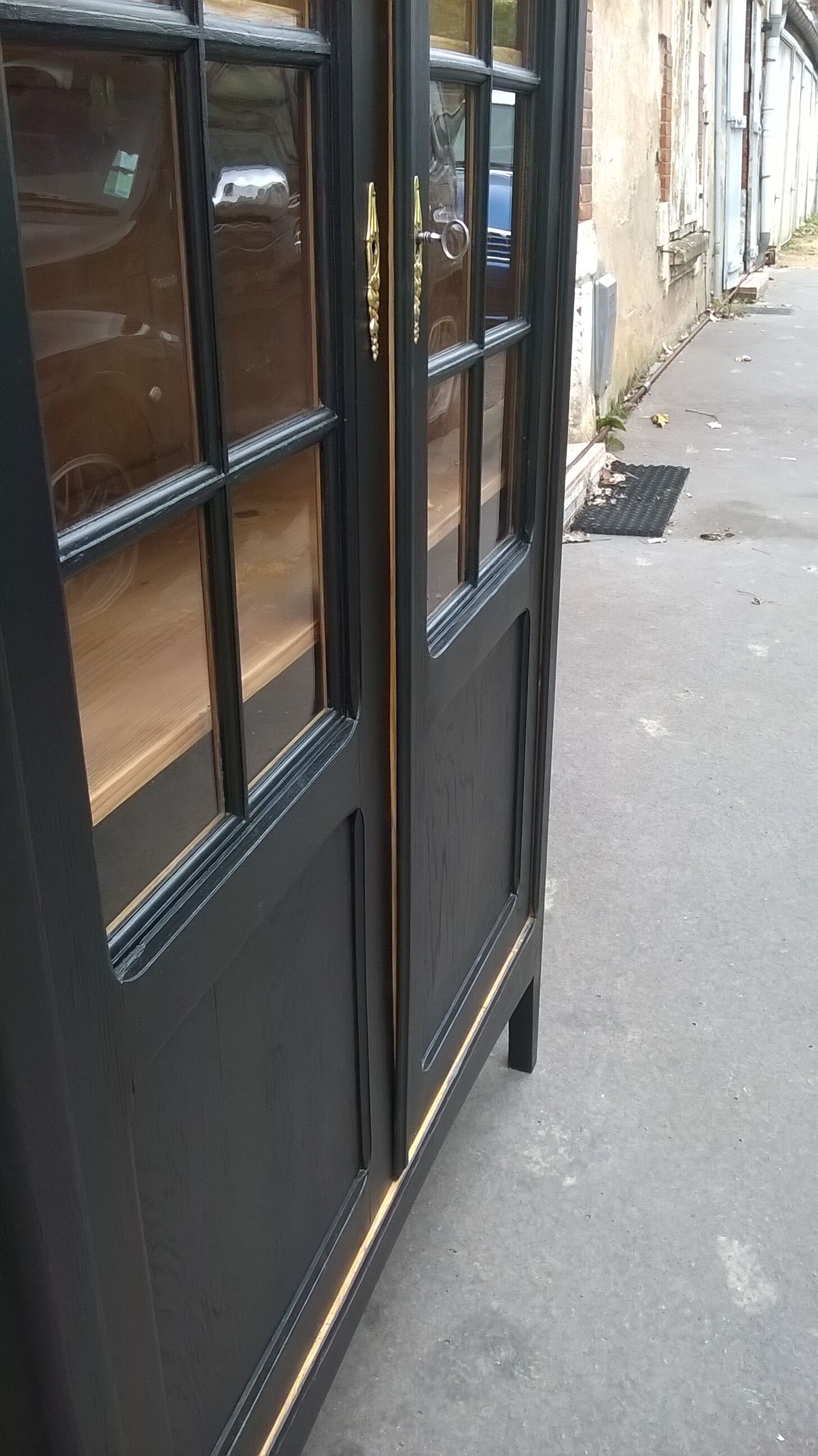 Parisian showcase cabinet