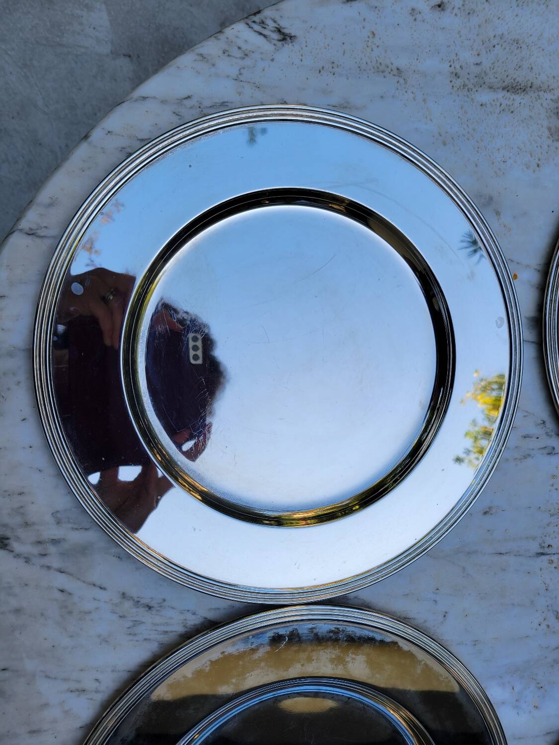 5 assiettes de présentation en métal argenté