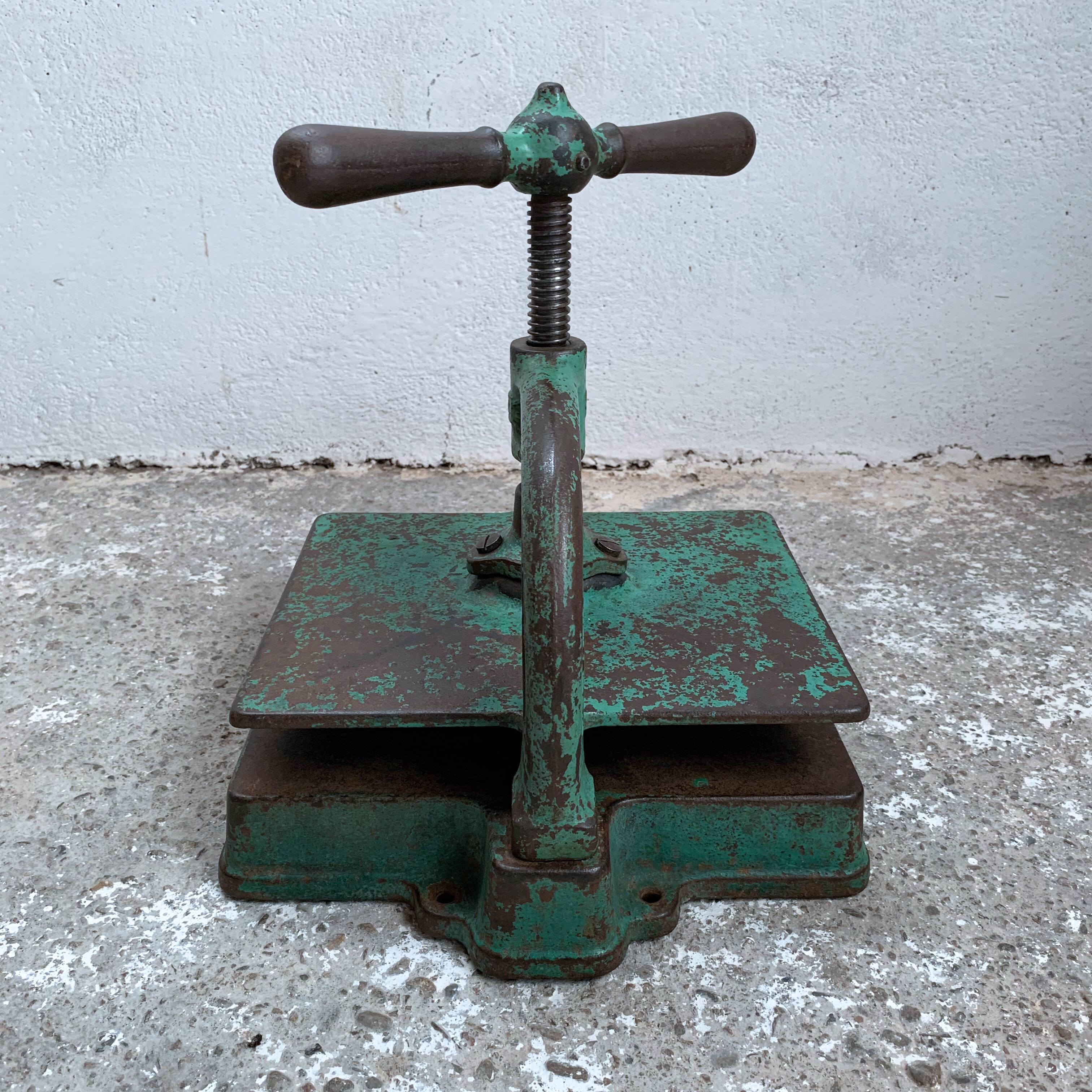 Cast-cast printing press to be linked