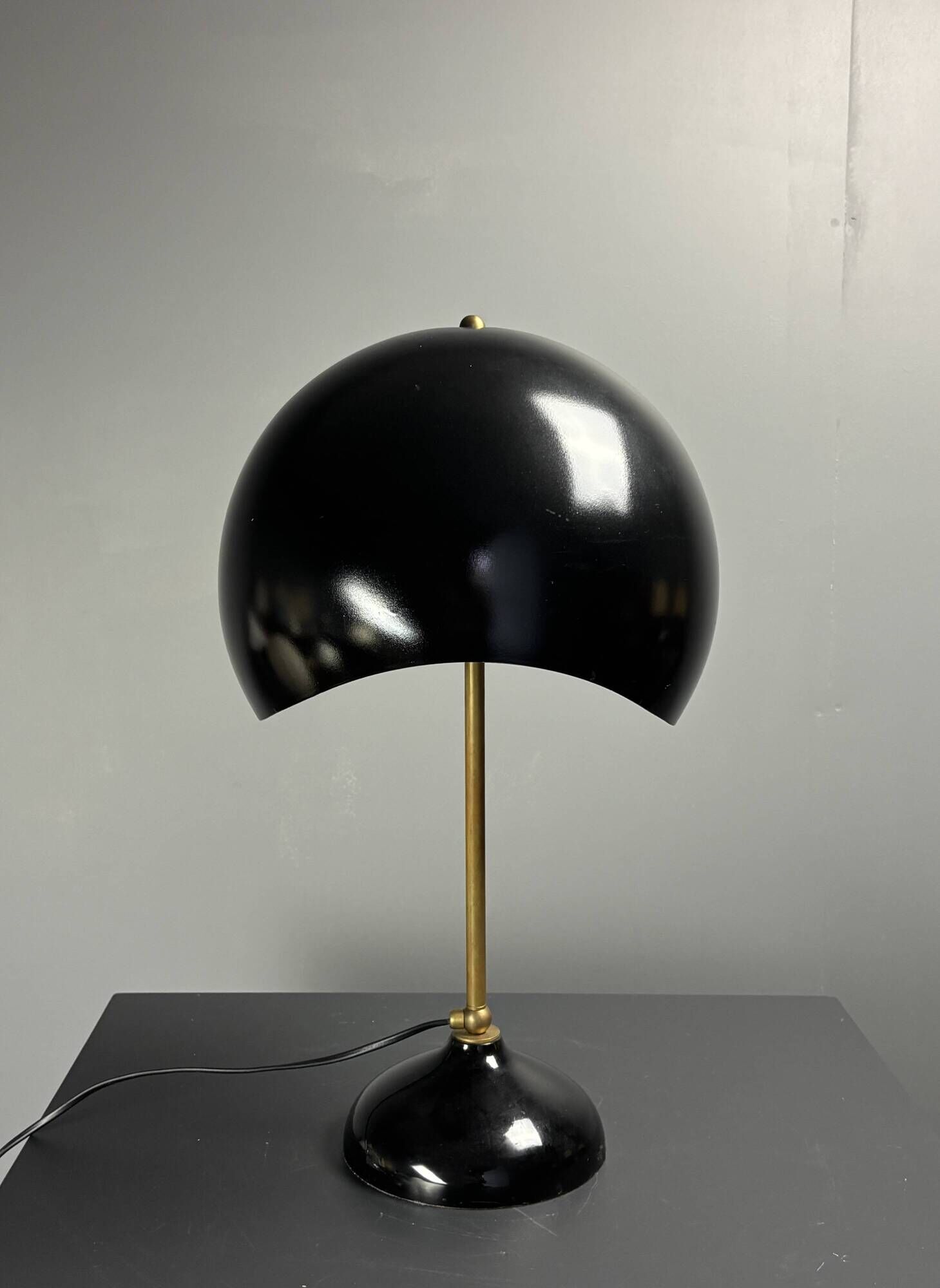 Midcentury Italian scallop mushroom wavy brass desk or table lamp, 1960s