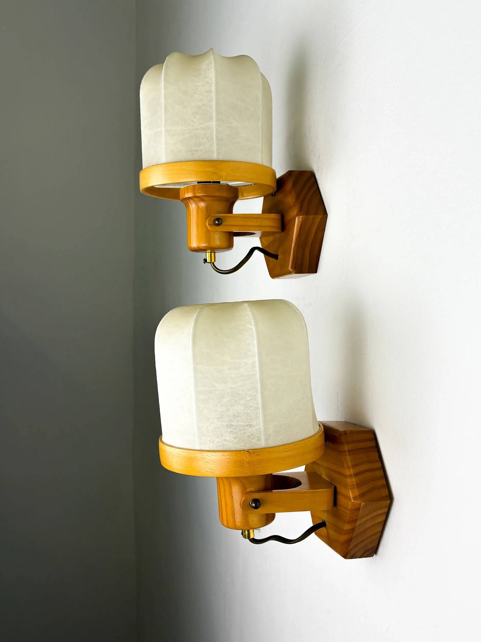 Pair of articulated "Cocoon" wall lights, resin and pine, Italy, circa 1970