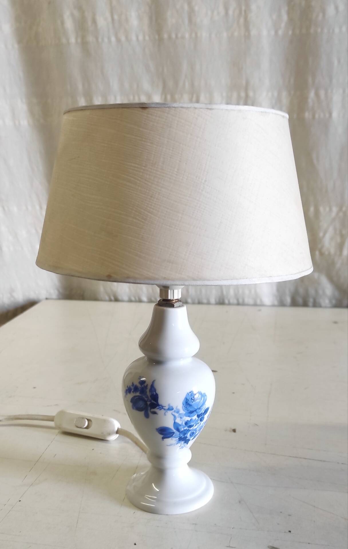Table lamp in porcelain with painted floral decoration - mid 20th century