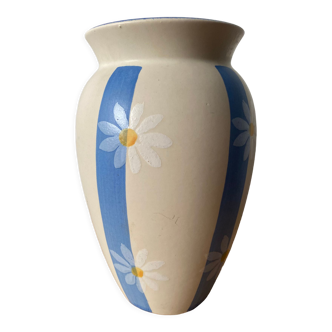 Flowered vase daisies