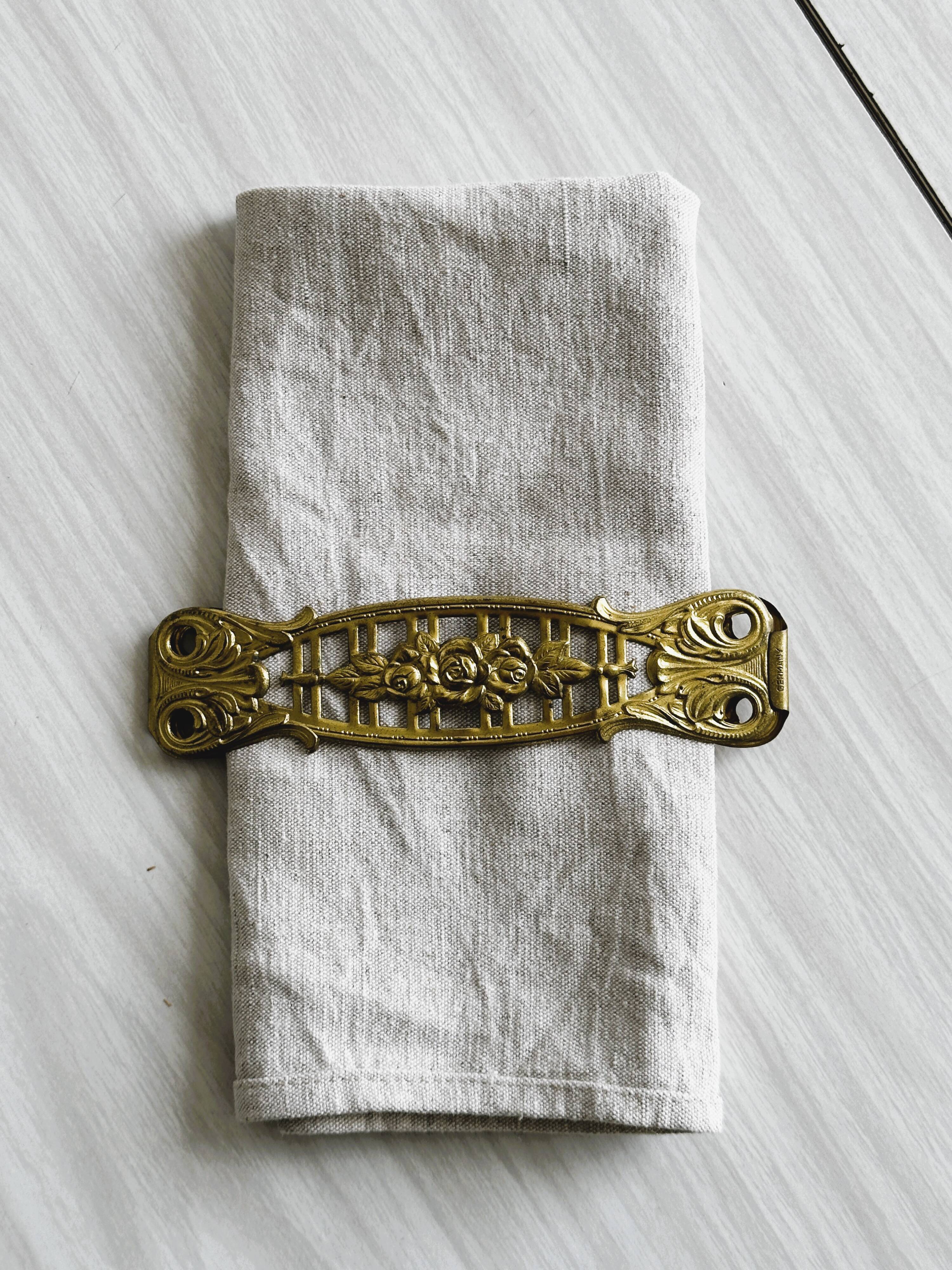 4 napkin rings - napkin holder - metal cutlery with golden rose flowers.