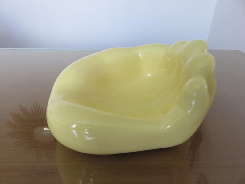 Empty hand-shaped pocket in pale yellow ceramic years70