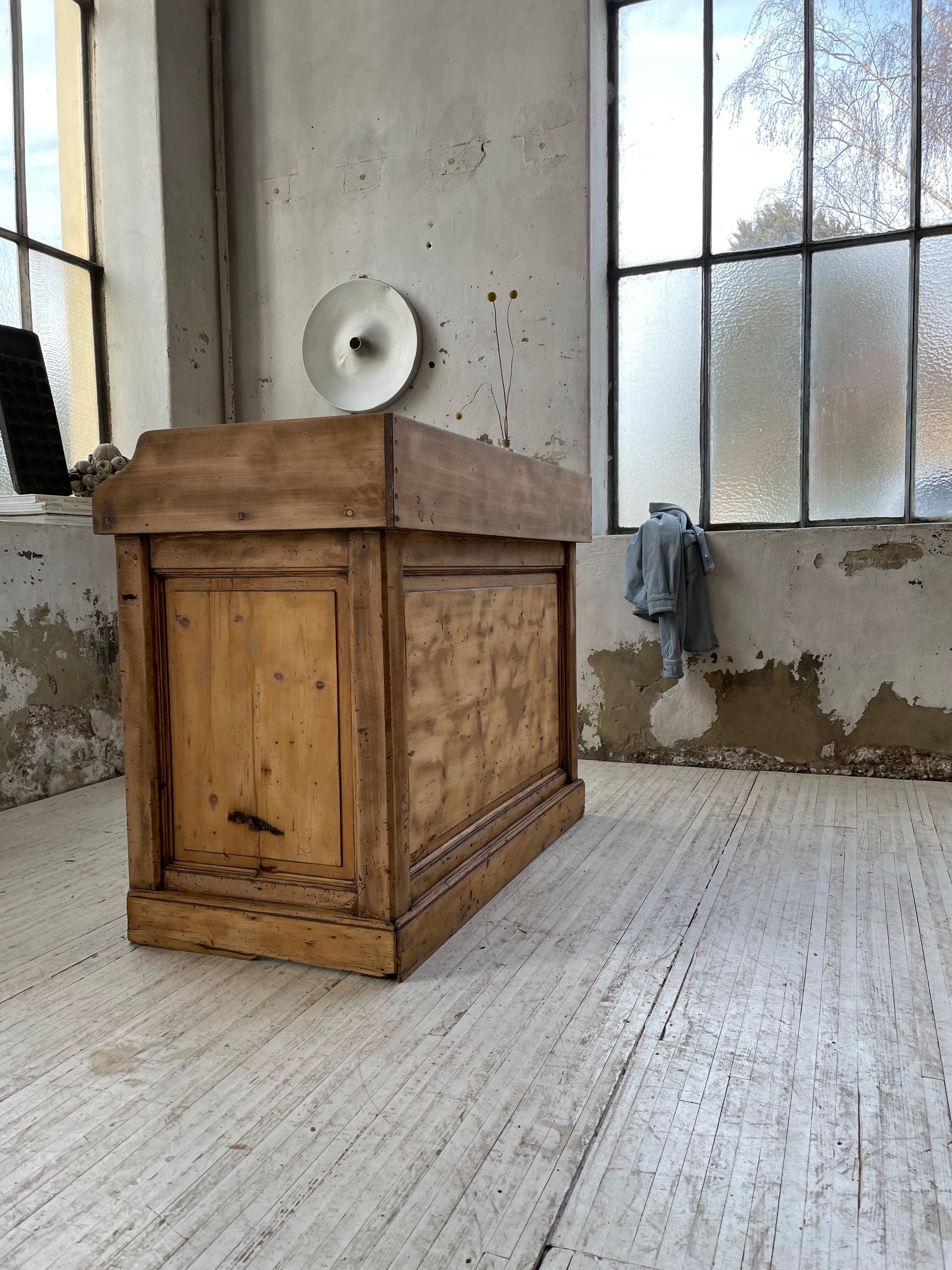 Trading counter central island pine