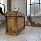 Trading counter central island pine