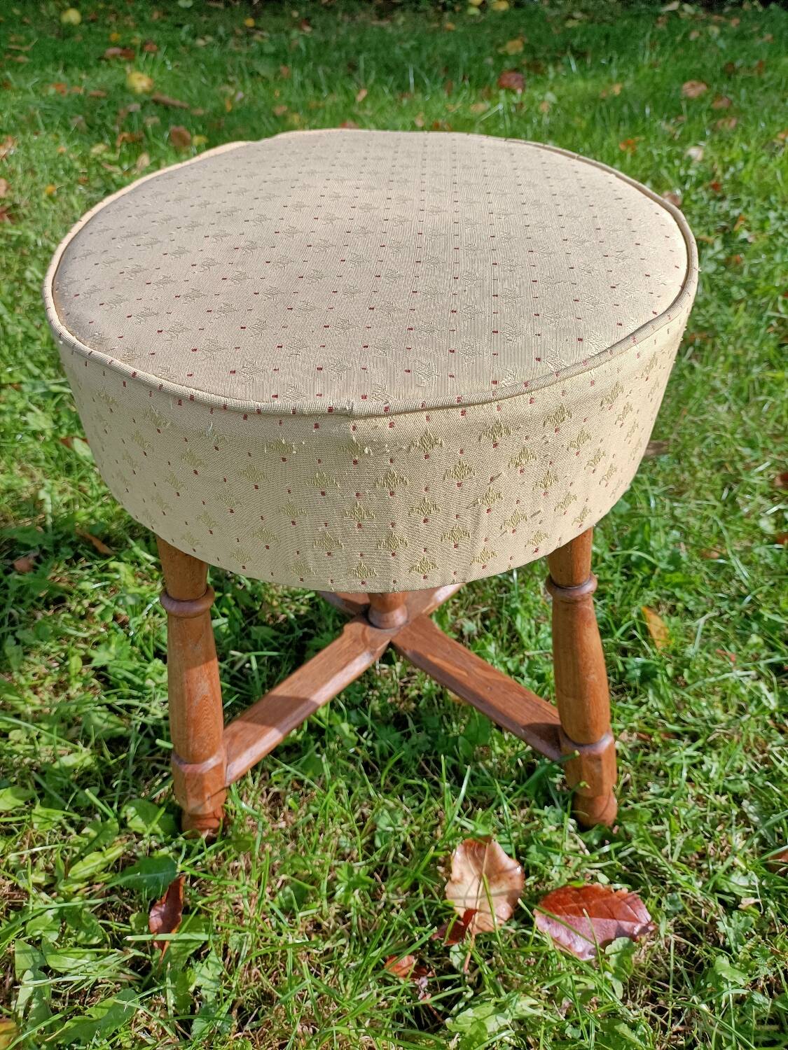 Retro Provençal stool