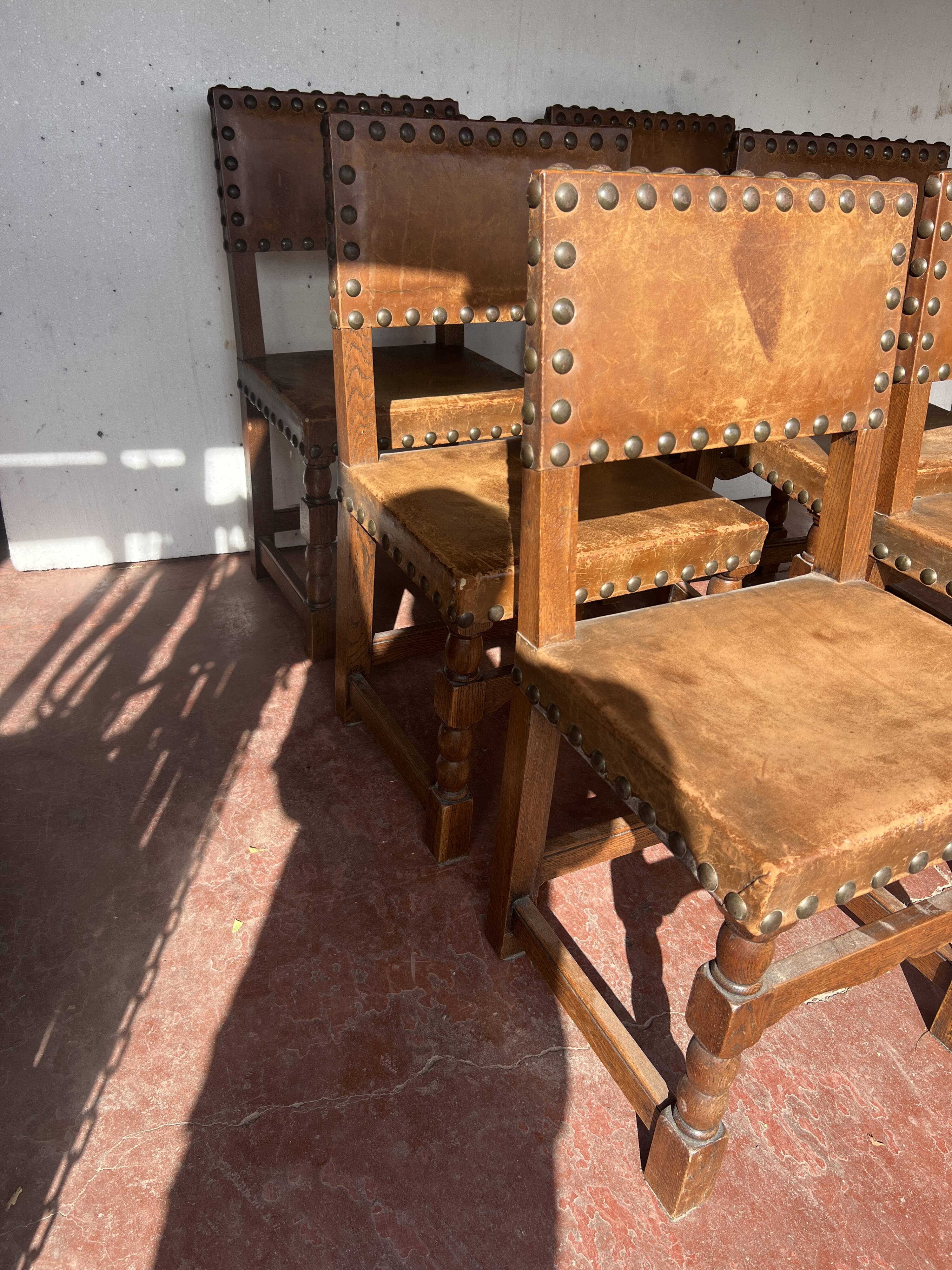 Suite de six chaises de style Renaissance en chene XX siècle