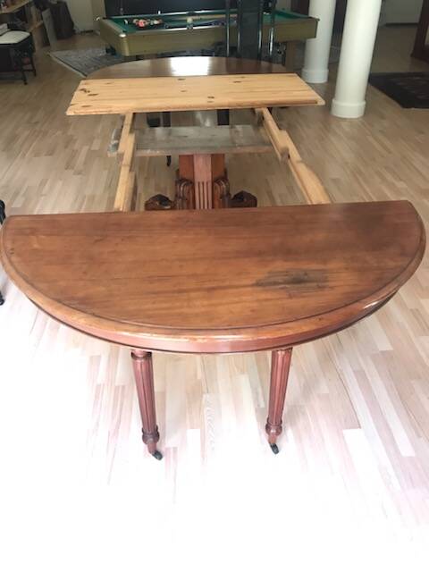 Table extensible en noyer, XIXème s.