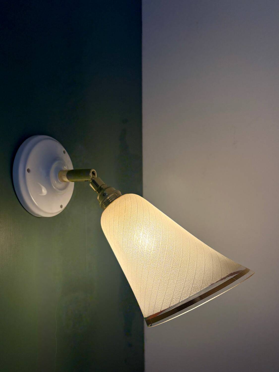 Applique tulipe vintage en verre granité blanc et doré