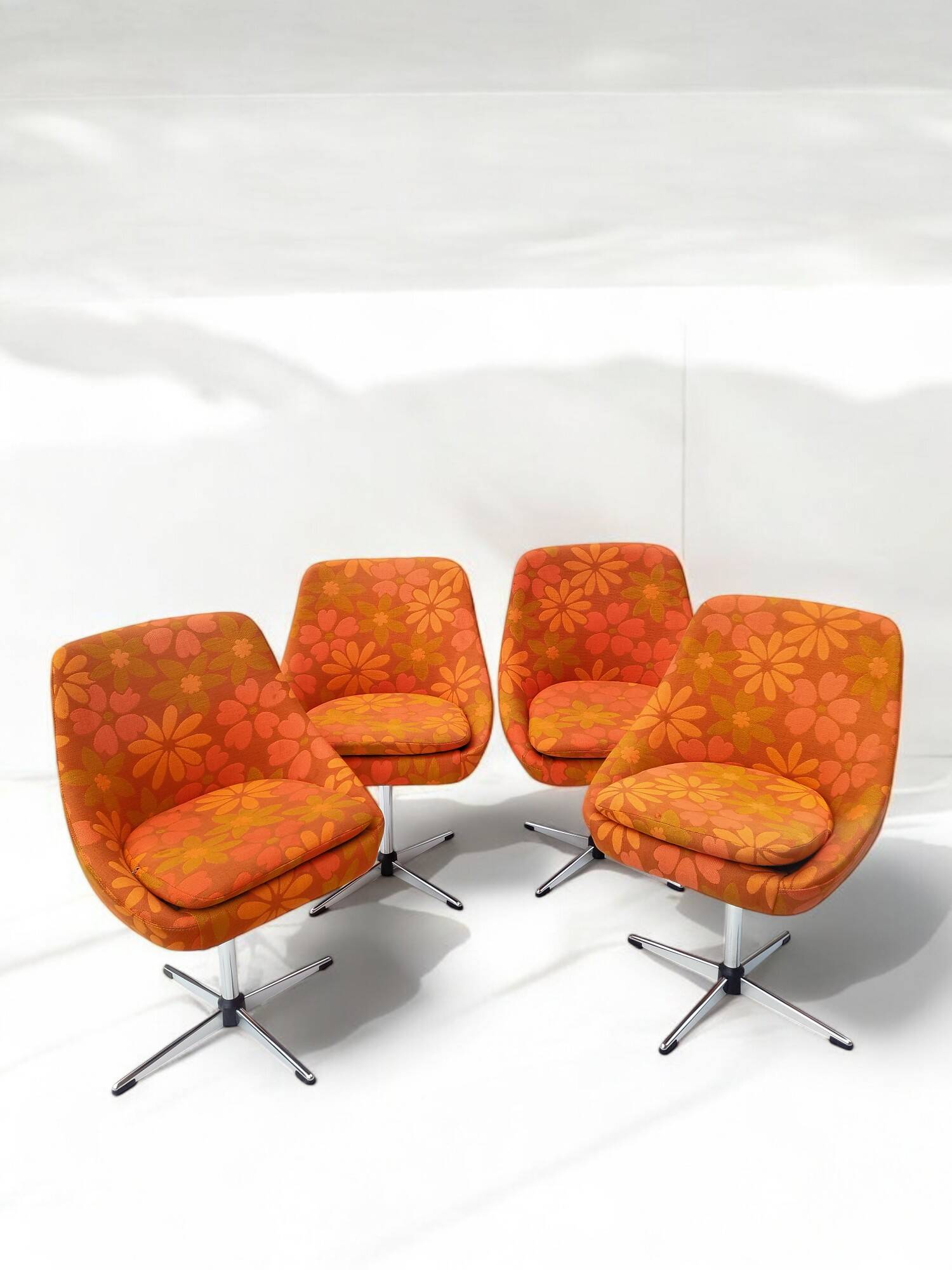 Suite de 4 fauteuils pivotants seventies