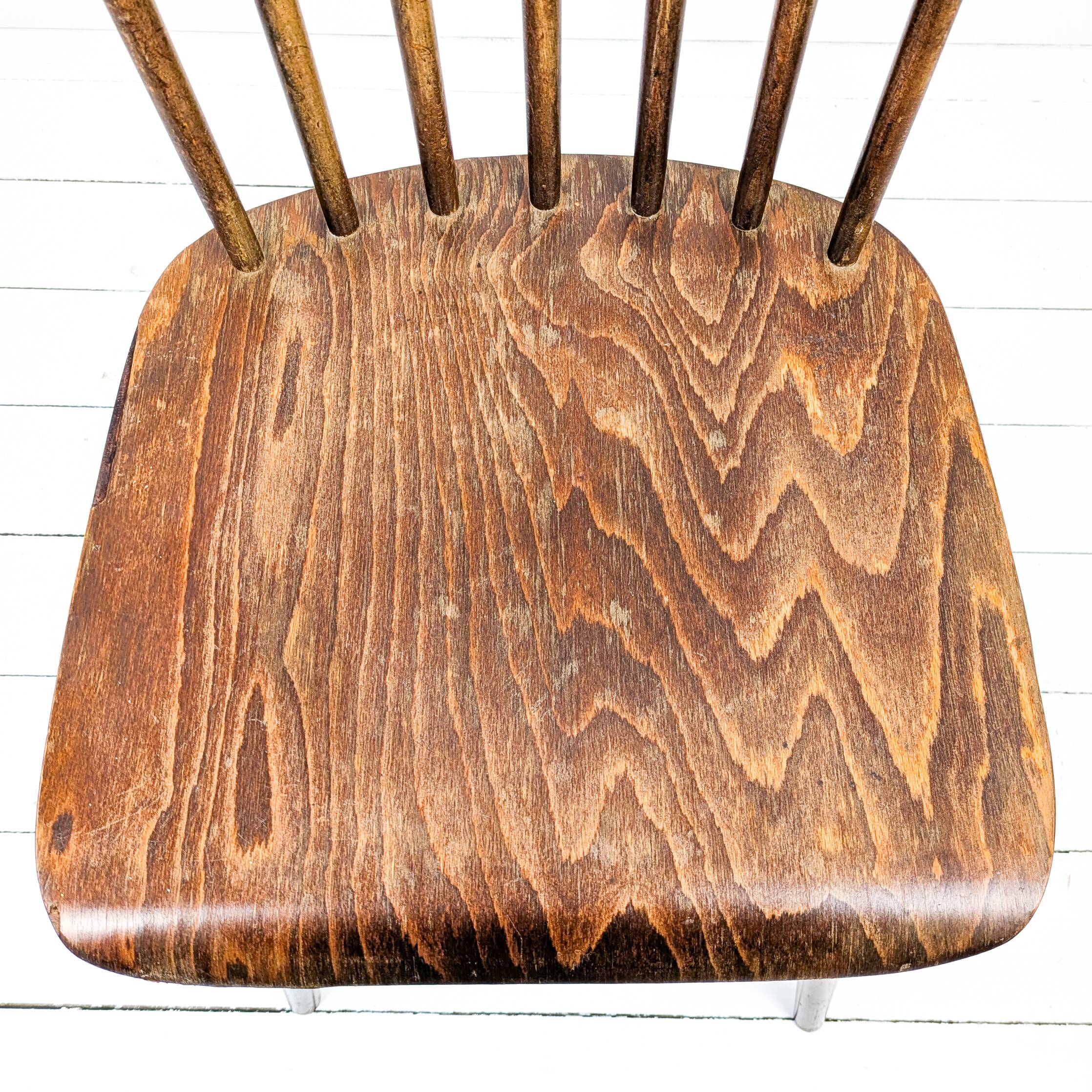 Chaise vintage en bois avec dossier à barreaux, style classique rustique 60