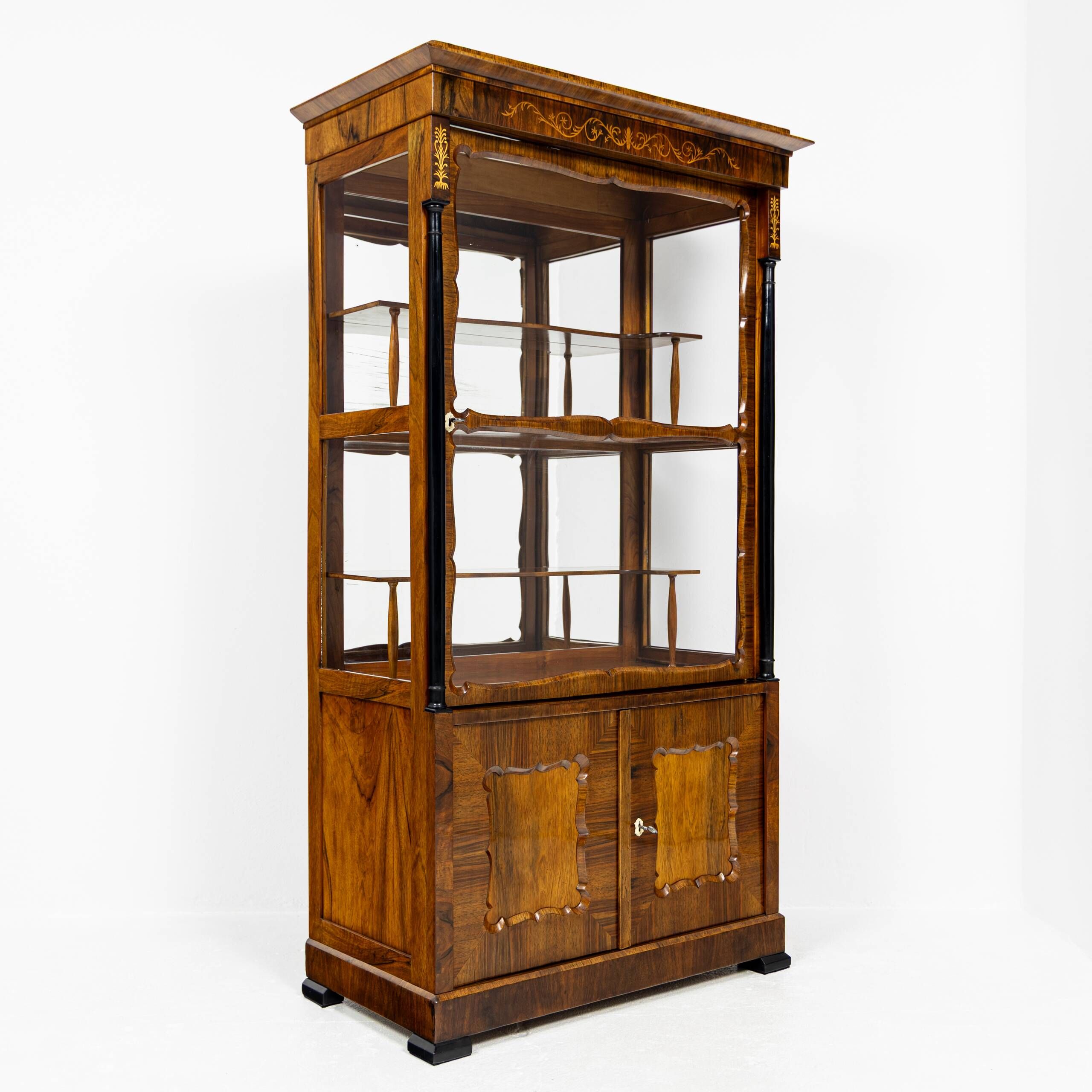 Small Biedermeier / Louis-Philippe display cabinet in walnut and birch 1840-1860