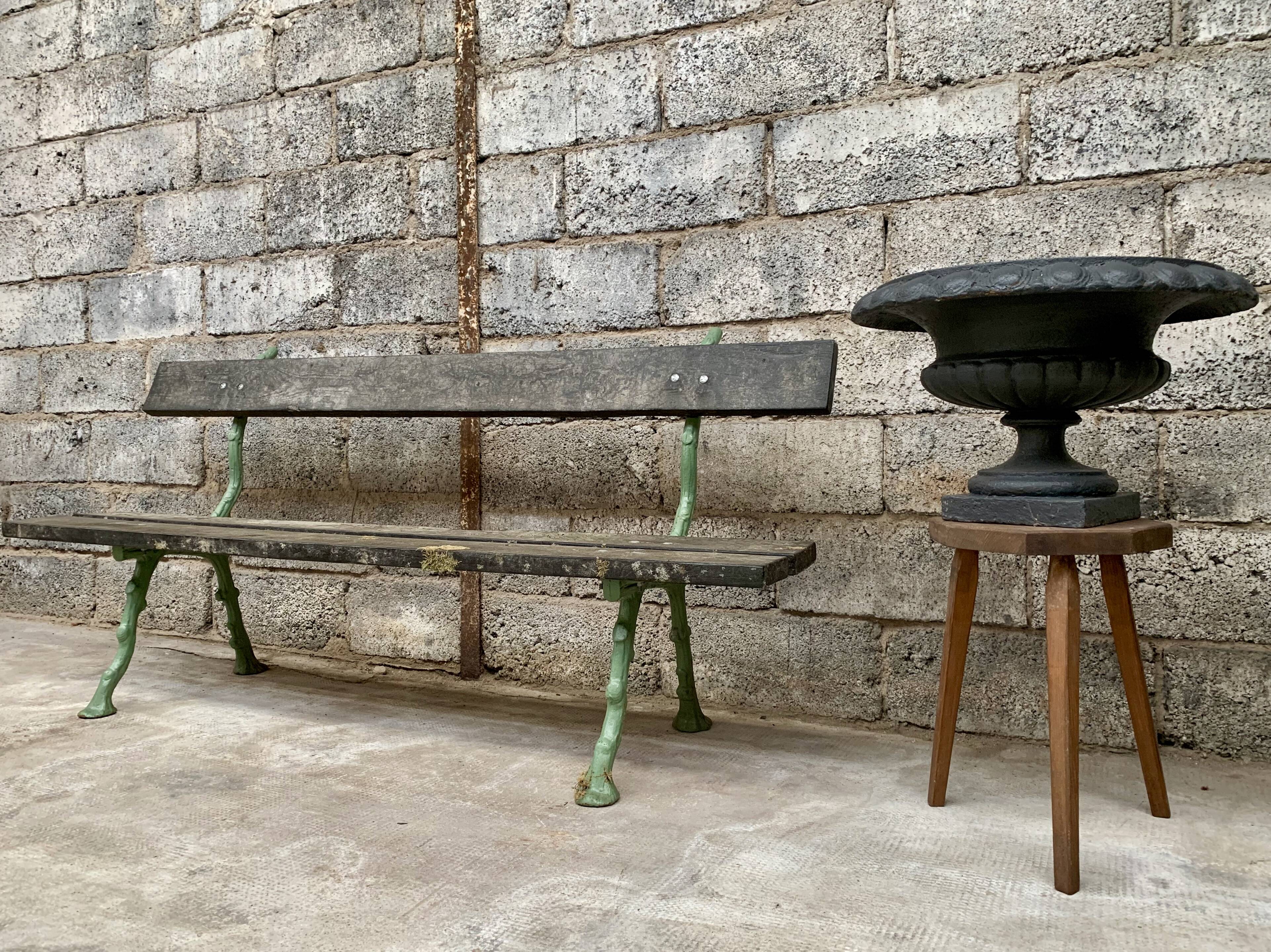 Former early 20th cast iron garden bench