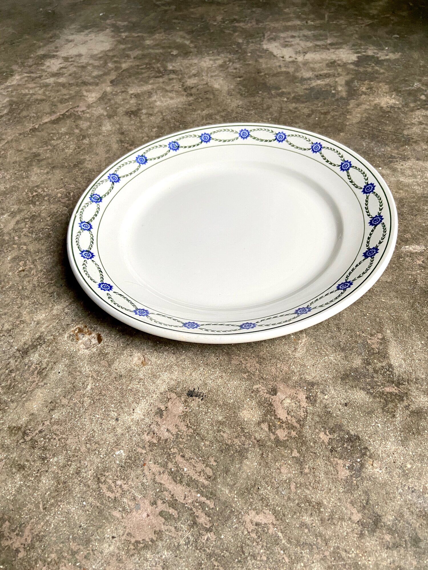 Round dish St Amand in enamelled iron earth white, blue and green