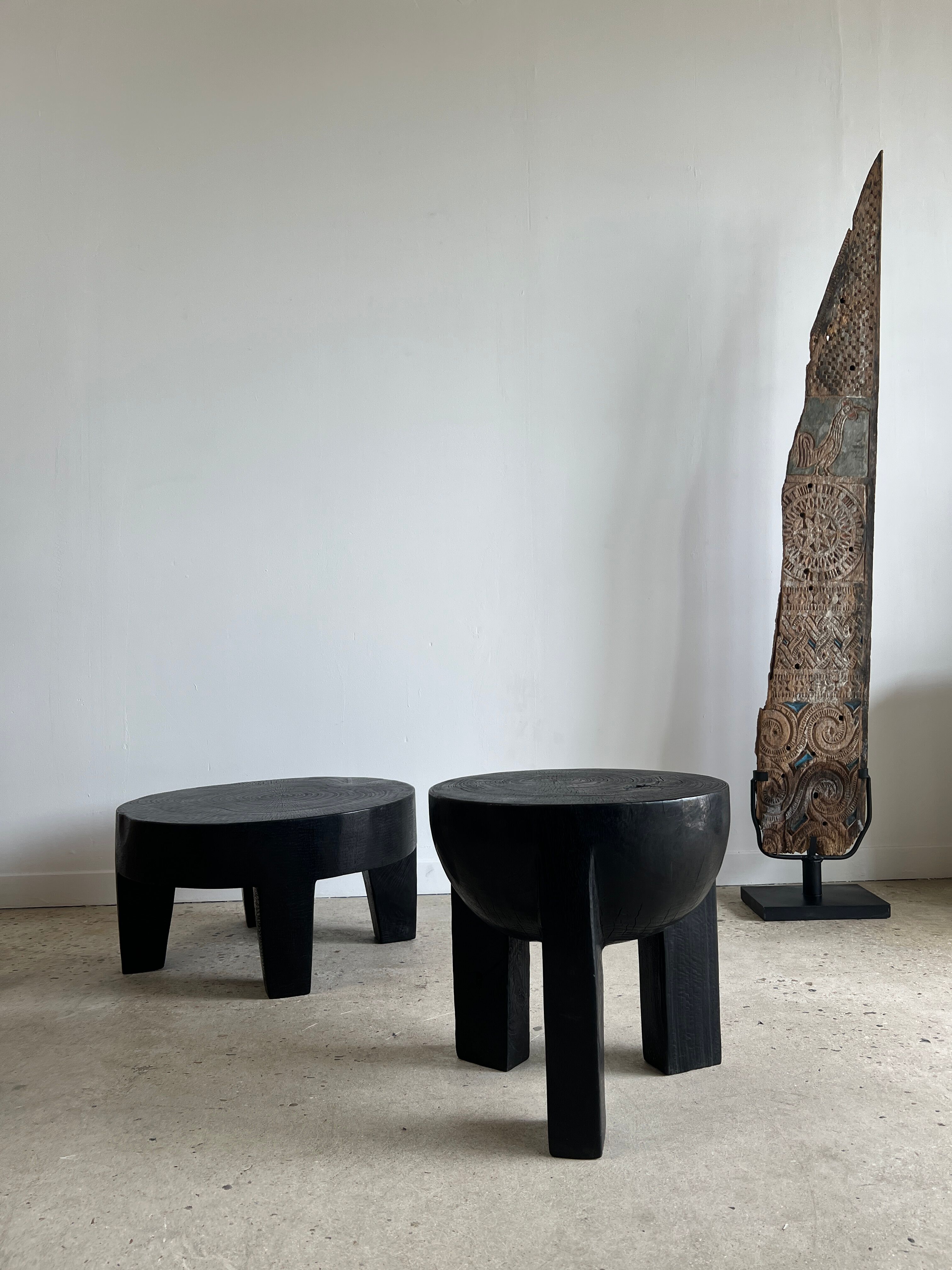 Black mango wood tripod side table with a semi-spherical top, height: 45 cm, diameter: 44 cm.