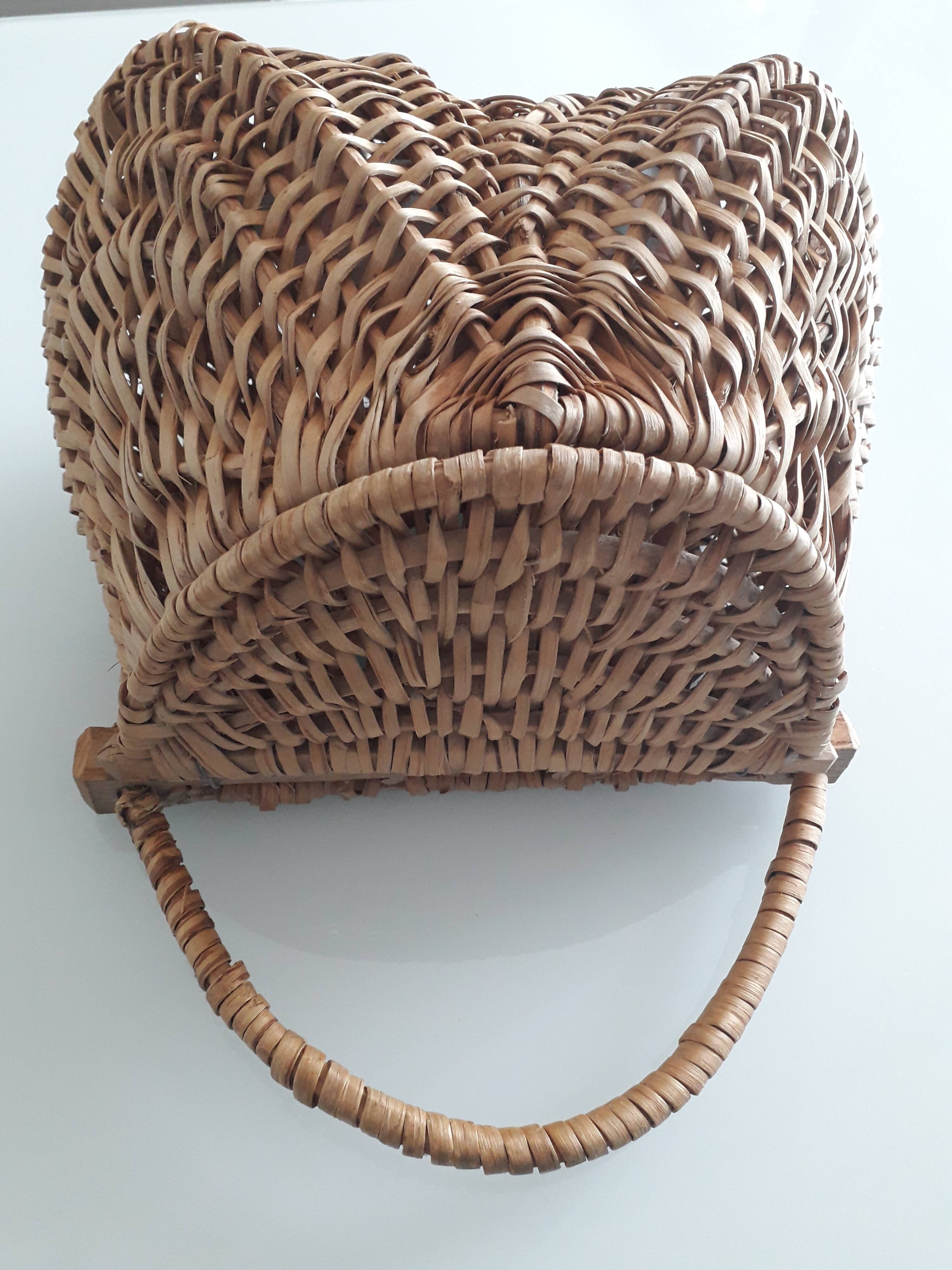 Vintage wicker bag with handle