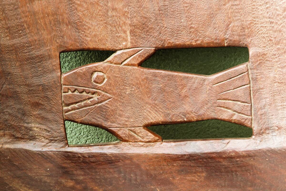 Siège africain monoxyle en bois sculpté