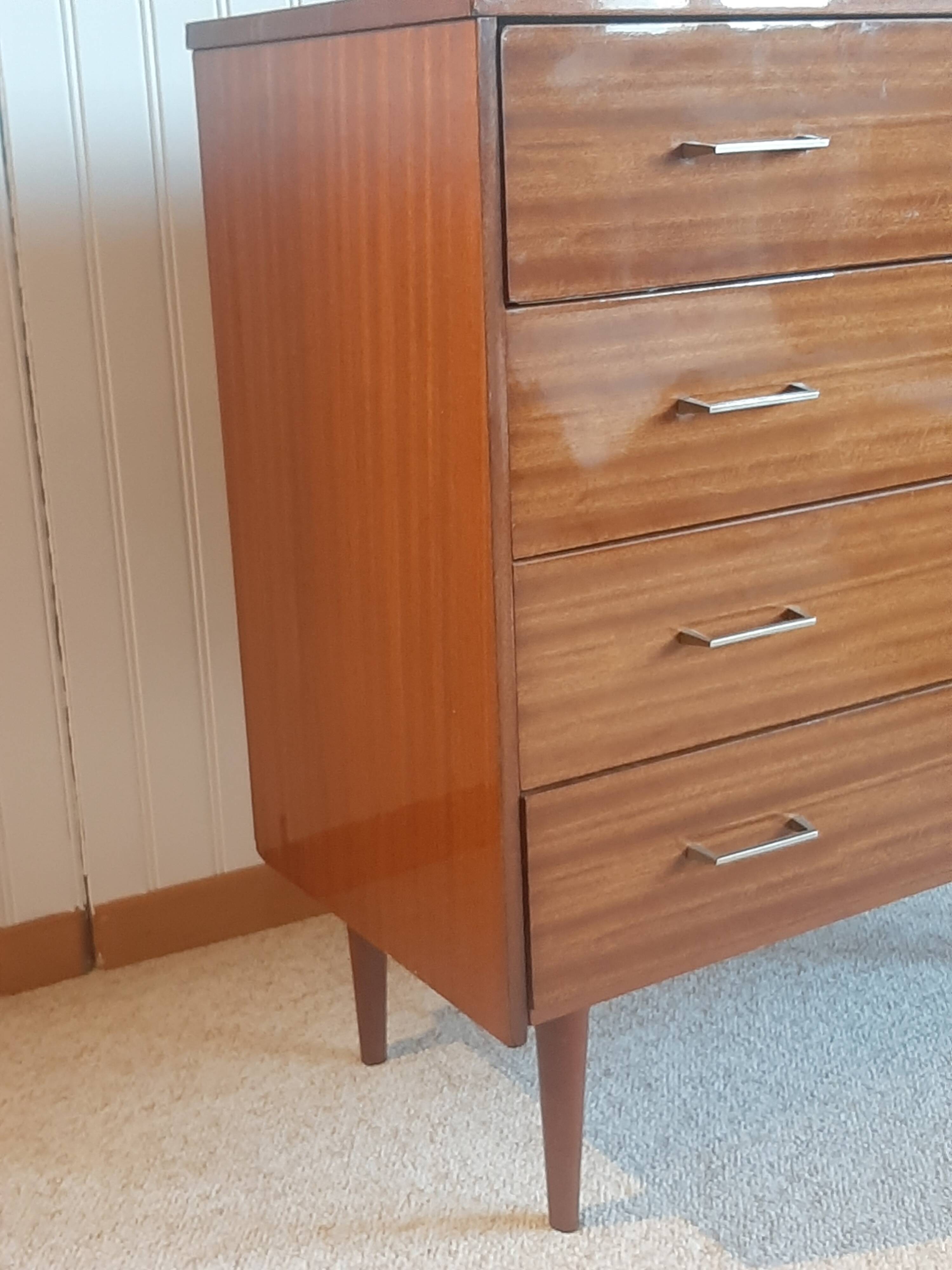 Commode en bois vernis, années 80