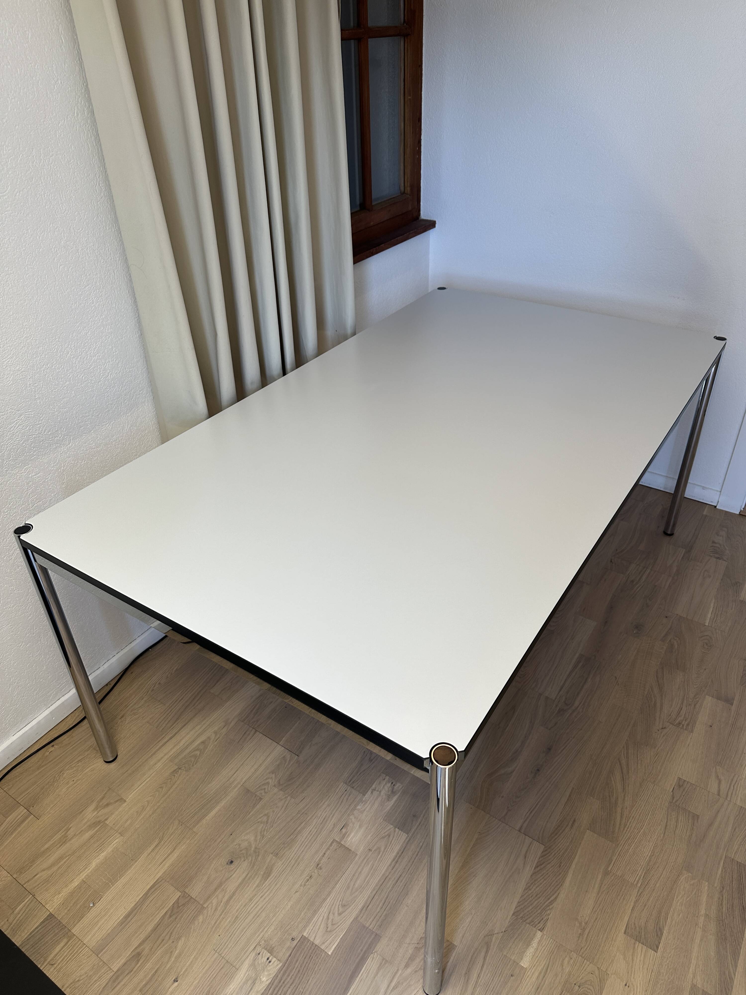 Bureau USM Haller en stratifié gris perle